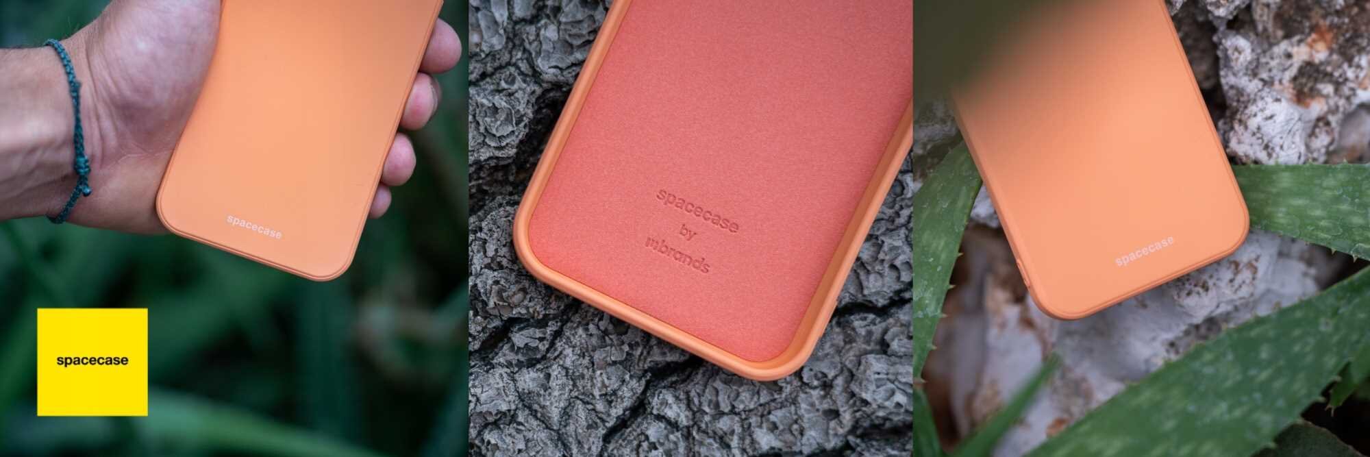 Trzy zdjęcia przedstawiają pomarańczowe silikonowe etui z napisem \'spacecase\' oraz \'spacecase by victormark\'. Na jednym ze zdjęć widoczne jest żółte logo z napisem \'spacecase\'.