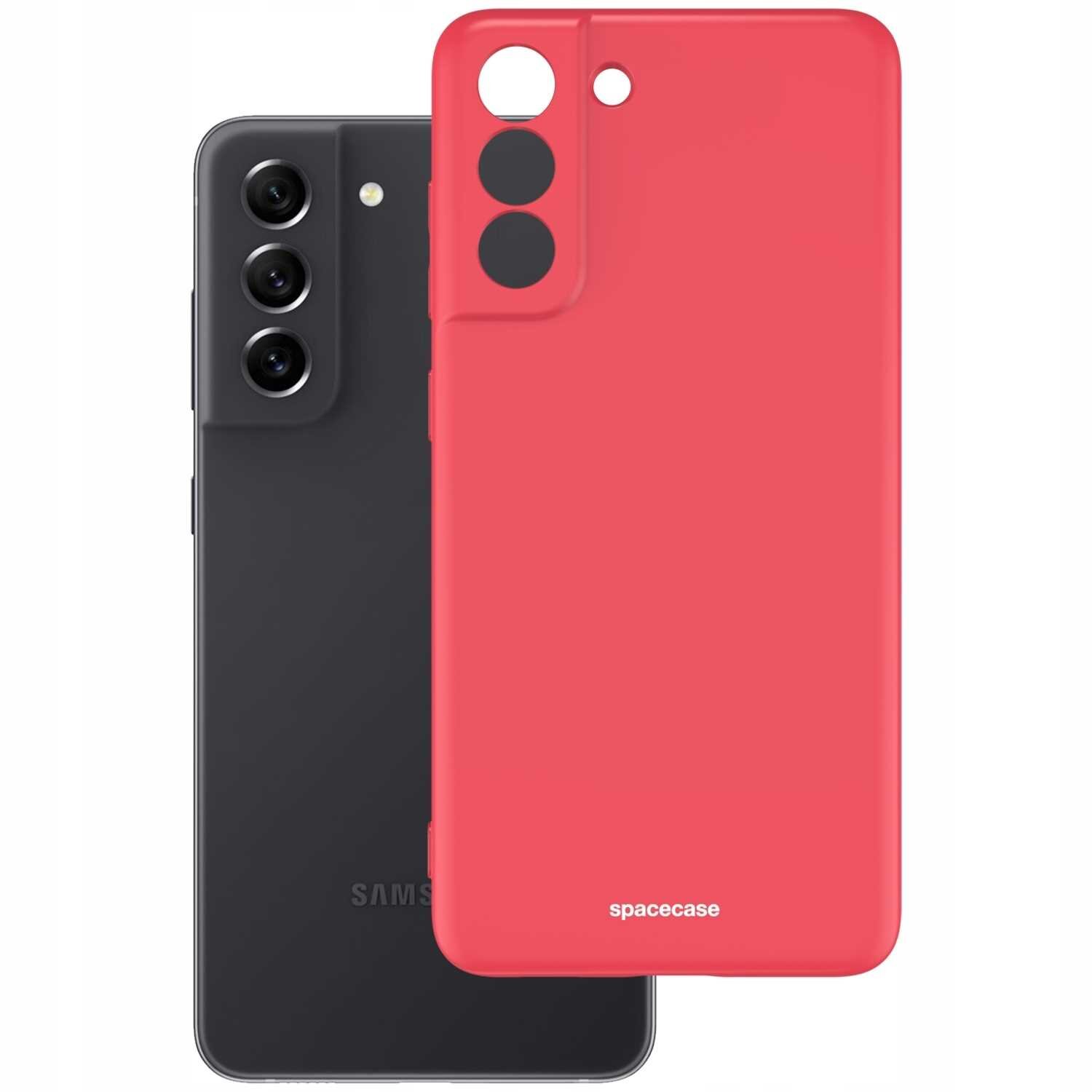 Na obrazie widoczne jest czerwone silikonowe etui z napisem \'spacecase\', przeznaczone do telefonu z trzema obiektywami aparatu. Obok etui znajduje się czarny telefon z widocznymi trzema obiektywami i logo \'SAMSUNG\'.