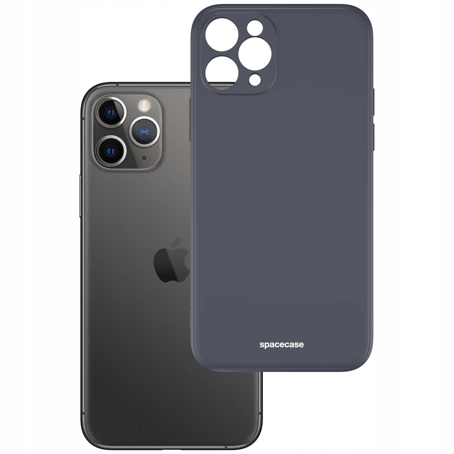 Na obrazie widoczne jest czarne silikonowe etui z wycięciami na aparat oraz logo \'spacecase\'. Obok znajduje się smartfon z trzema obiektywami aparatu i logo w kształcie jabłka.