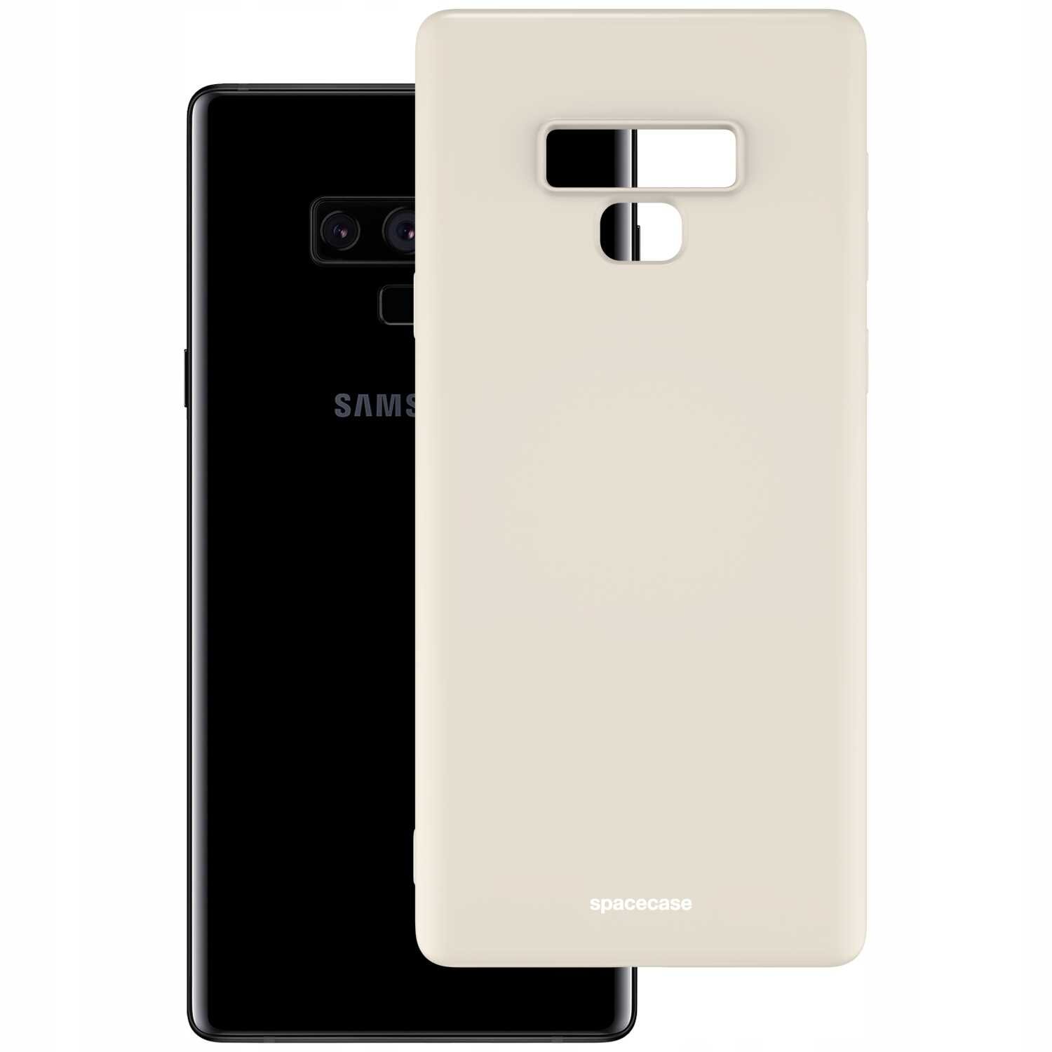 Na obrazie widoczne jest beżowe silikonowe etui z wycięciami na aparat i czytnik linii papilarnych, z napisem \'spacecase\' na dole. W tle znajduje się czarny telefon z widocznym logo \'SAMSUNG\'.
