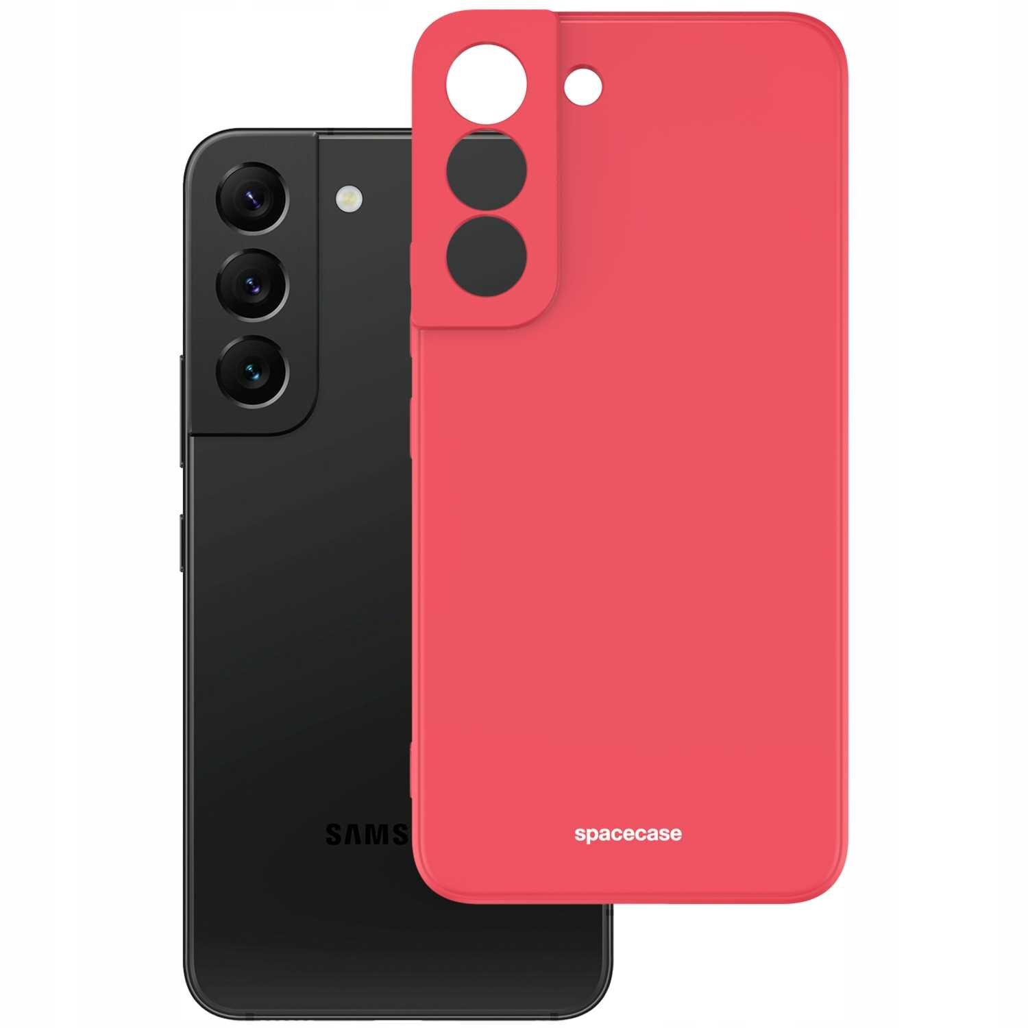 Czerwone silikonowe etui z trzema wycięciami na aparaty i napisem \'spacecase\' na dole. Obok znajduje się czarny smartfon z trzema obiektywami aparatu.