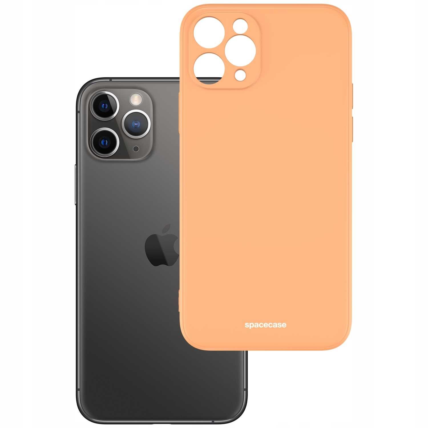 Na obrazie widoczne jest pomarańczowe silikonowe etui z wycięciami na aparat, obok czarnego smartfona z logo jabłka. Na etui znajduje się napis \'spacecase\'.