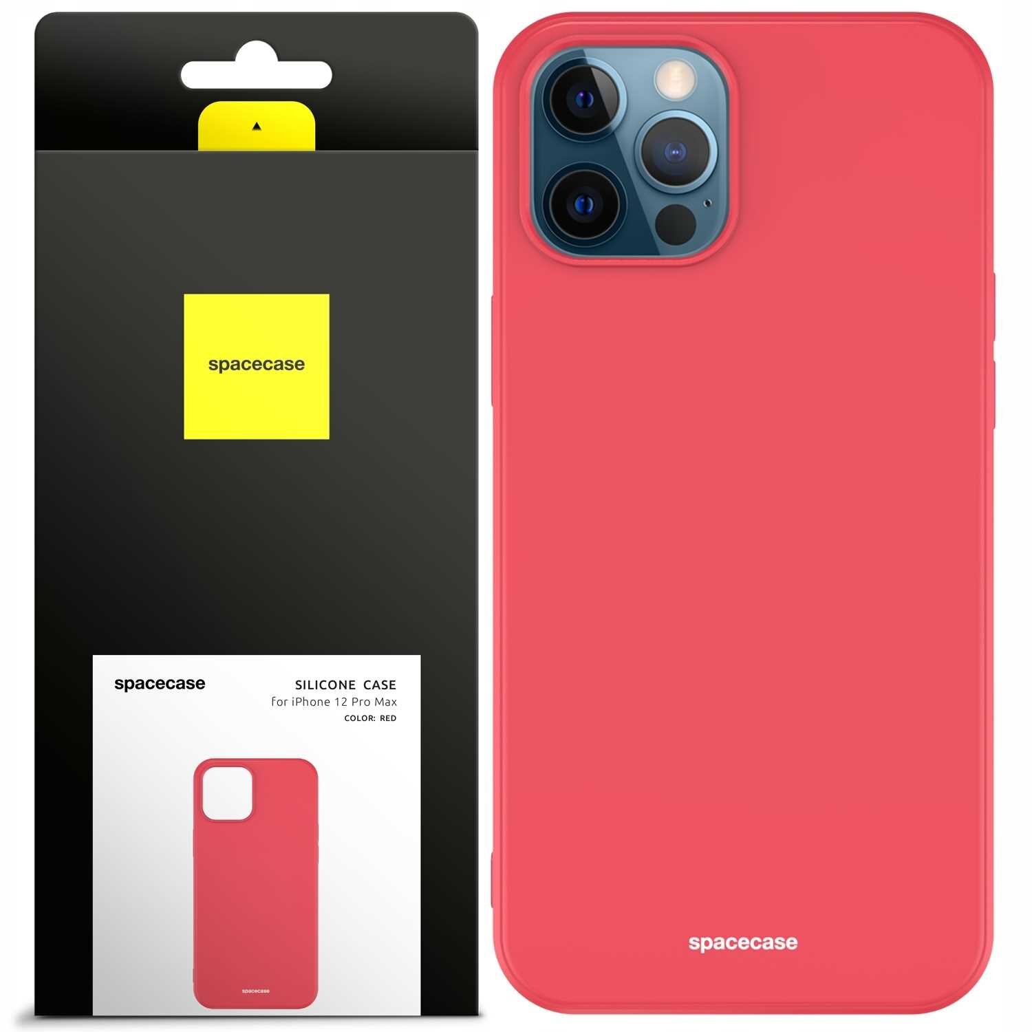 Obraz przedstawia czerwone silikonowe etui na telefon z trzema wycięciami na aparaty. Opakowanie produktu ma czarne tło z żółtym logo \'spacecase\' oraz informacją \'SILICONE CASE for iPhone 12 Pro Max COLOR: RED\'.
