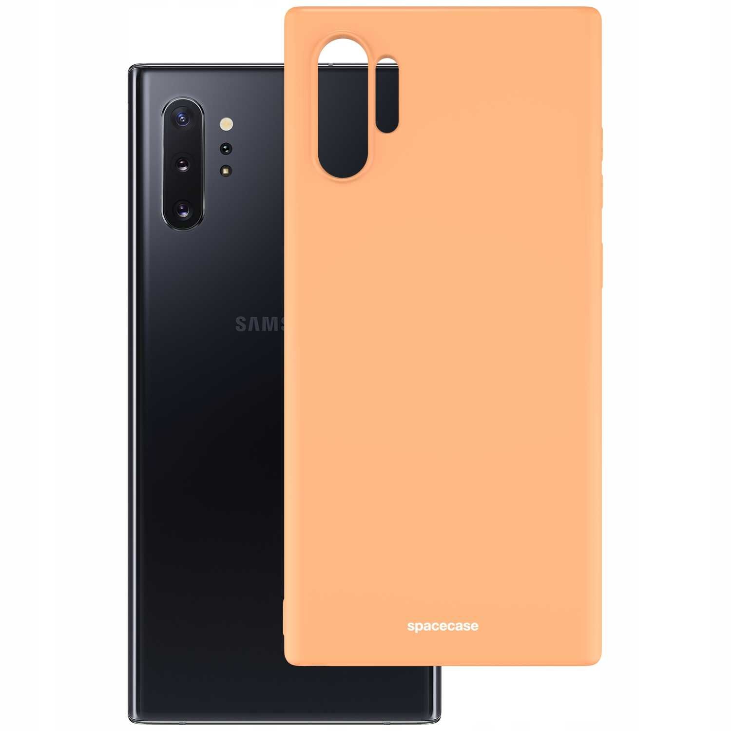 Na obrazie widoczne jest pomarańczowe silikonowe etui z wycięciami na aparat i przyciski, z napisem \'spacecase\' na dole. Obok znajduje się czarny smartfon z trzema obiektywami aparatu i logo \'SAMSUNG\'.