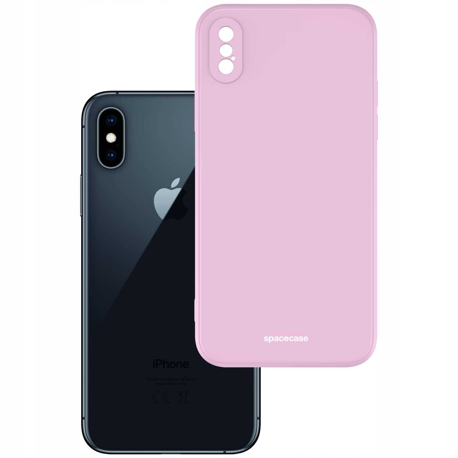 Na obrazie widoczne jest różowe silikonowe etui z napisem \'spacecase\' oraz czarny smartfon z logo w kształcie nadgryzionego jabłka.