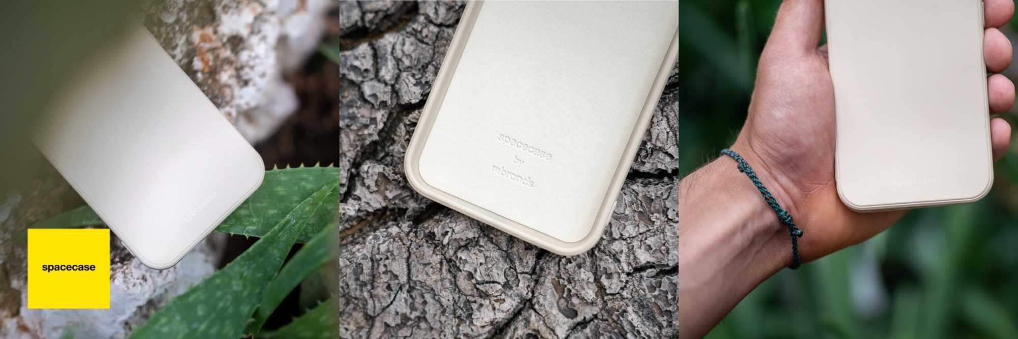 Trzy zdjęcia przedstawiają beżowe silikonowe etui na telefon, umieszczone na tle roślin i kory drzewa. Na jednym ze zdjęć widoczne jest logo \'spacecase\' na żółtym tle.