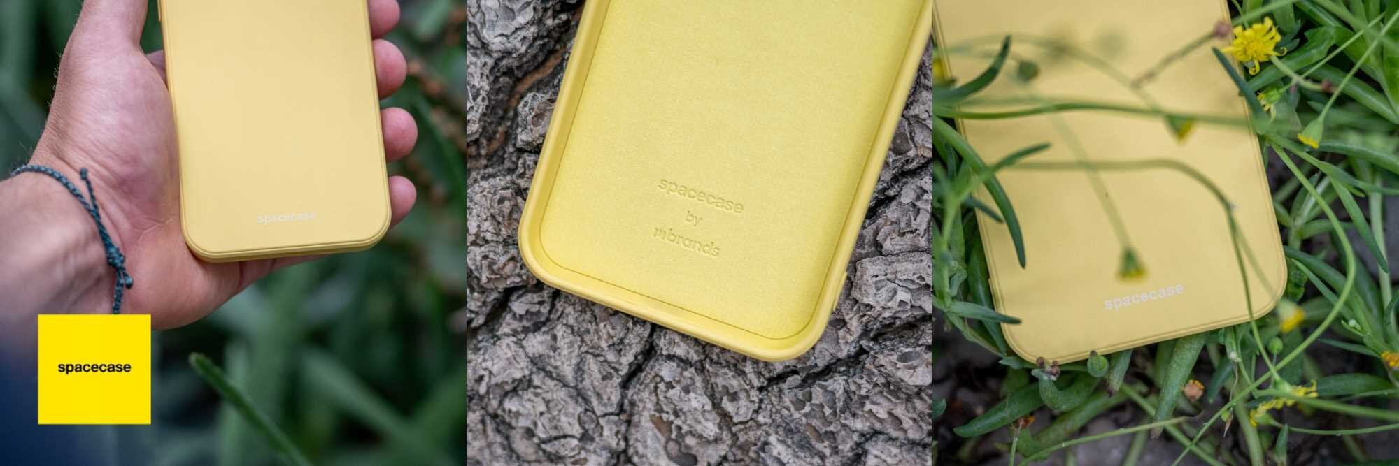 Trzy zdjęcia przedstawiają żółte silikonowe etui na telefon z napisem \'spacecase by media expert\'. Etui jest pokazane w różnych sceneriach: trzymane w dłoni, na tle kory drzewa i wśród trawy.