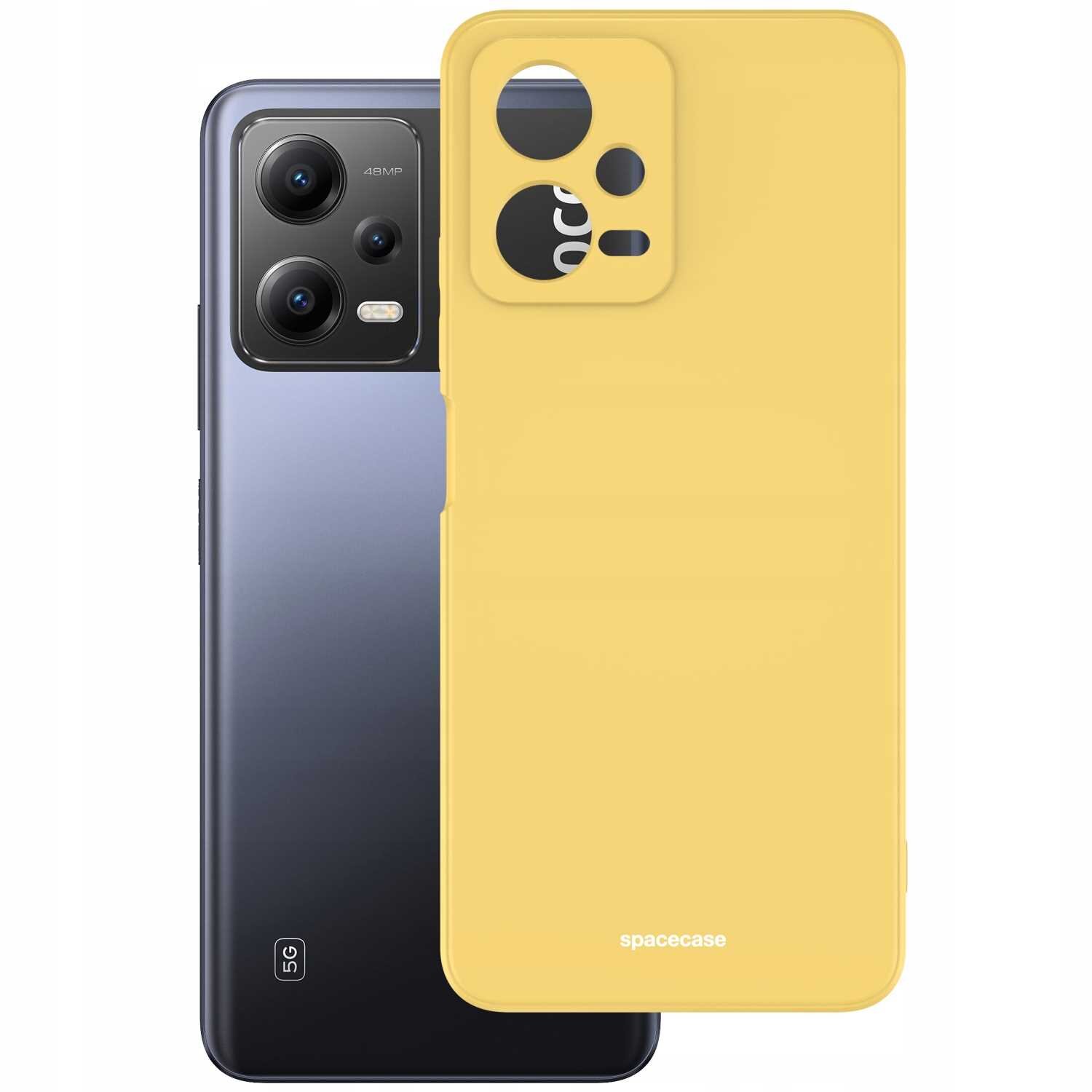 Na obrazie widoczne jest żółte silikonowe etui z wycięciami na aparat i logo \'spacecase\'. Obok znajduje się smartfon z trzema obiektywami aparatu i oznaczeniem \'5G\'.