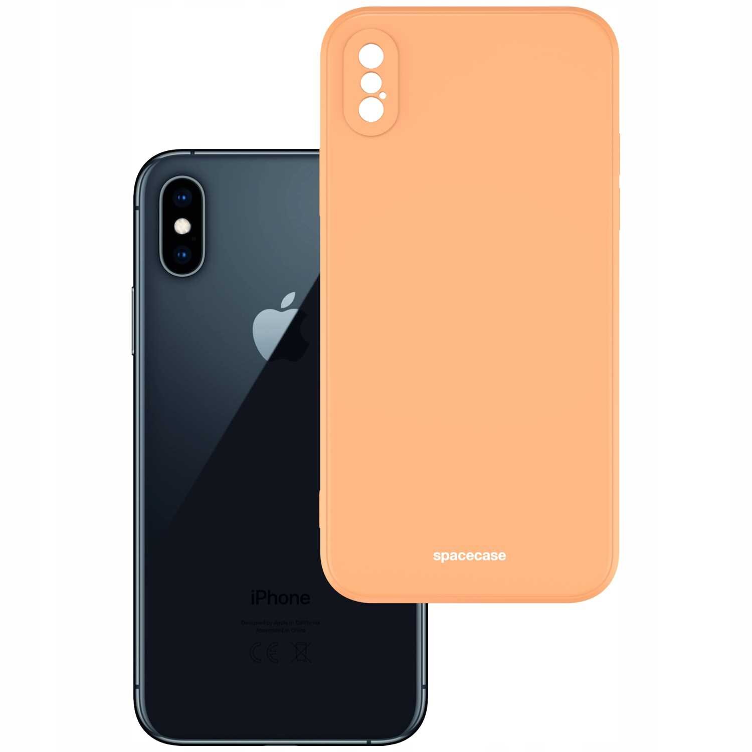 Na obrazie widoczne jest pomarańczowe silikonowe etui z napisem \'spacecase\', obok czarnego smartfona z logo jabłka. Etui ma wycięcia na aparat i przyciski.