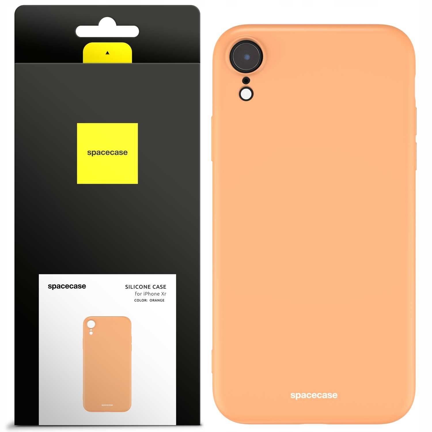 Obraz przedstawia pomarańczowe silikonowe etui na telefon z widocznym napisem \'spacecase\'. Obok znajduje się opakowanie z logo \'spacecase\' i napisem \'SILICONE CASE for iPhone Xr COLOR: ORANGE\'.