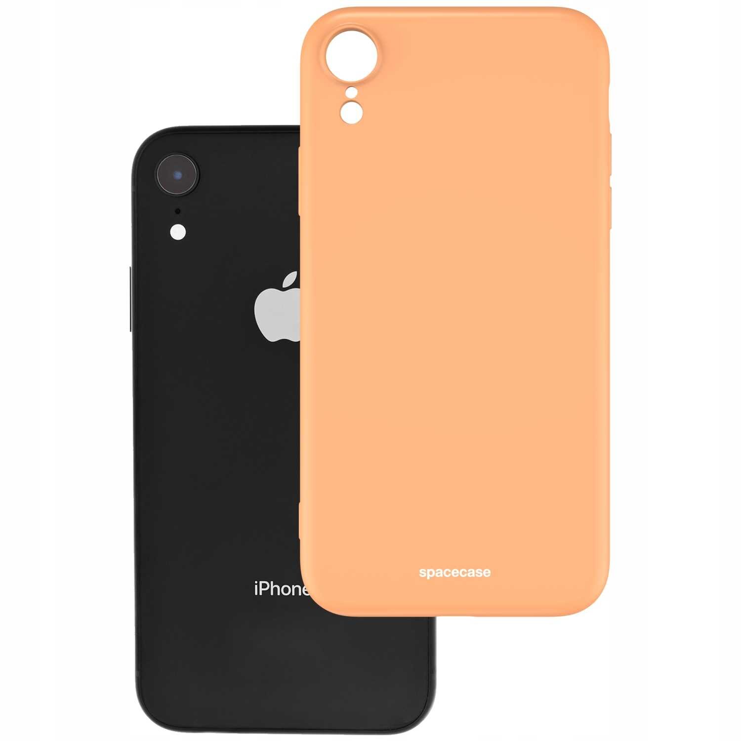 Na obrazie widoczne jest pomarańczowe silikonowe etui z napisem \'spacecase\', obok czarnego telefonu z logo w kształcie jabłka.