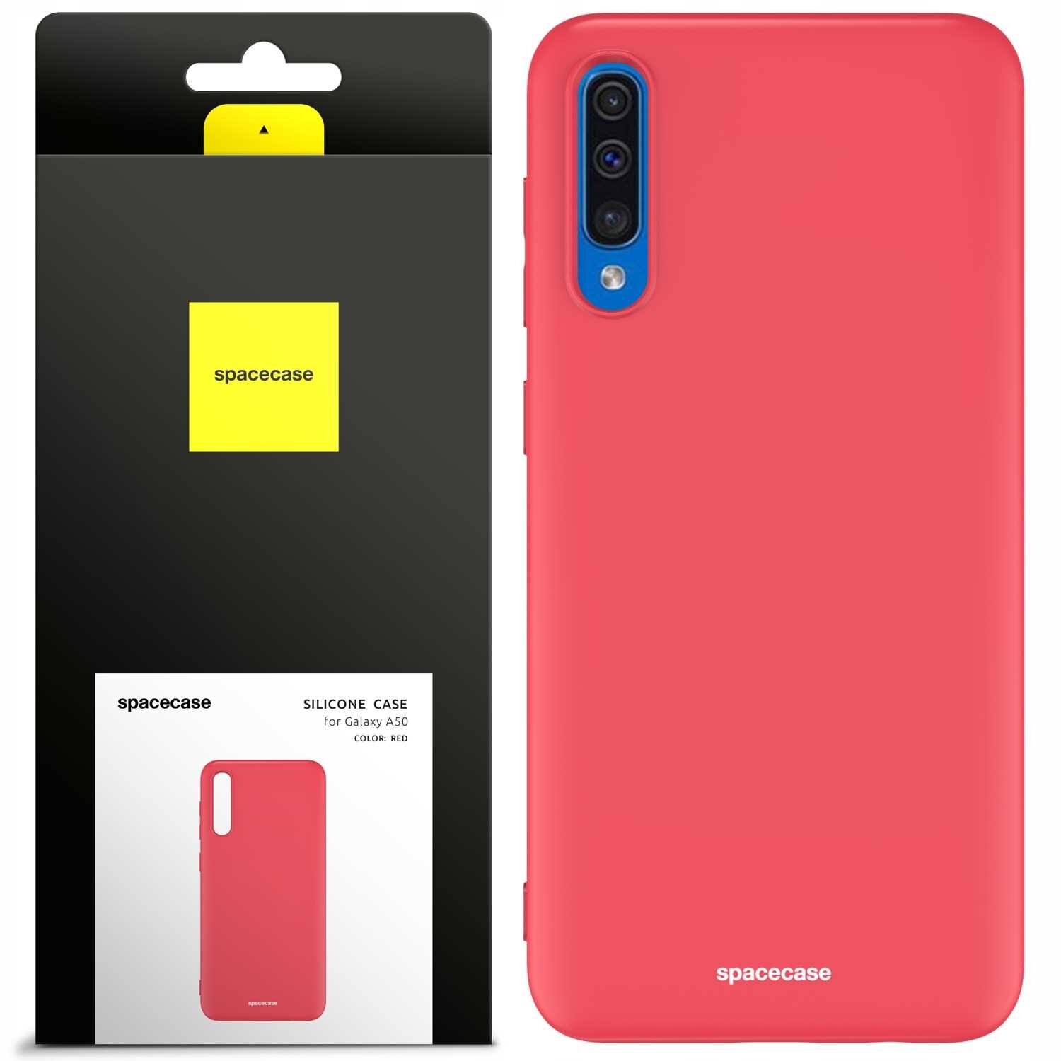 Obraz przedstawia czerwone silikonowe etui na telefon z trzema wycięciami na aparat. Obok znajduje się opakowanie z logo \'spacecase\' i napisem \'SILICONE CASE for Galaxy A50 COLOR: RED\'.