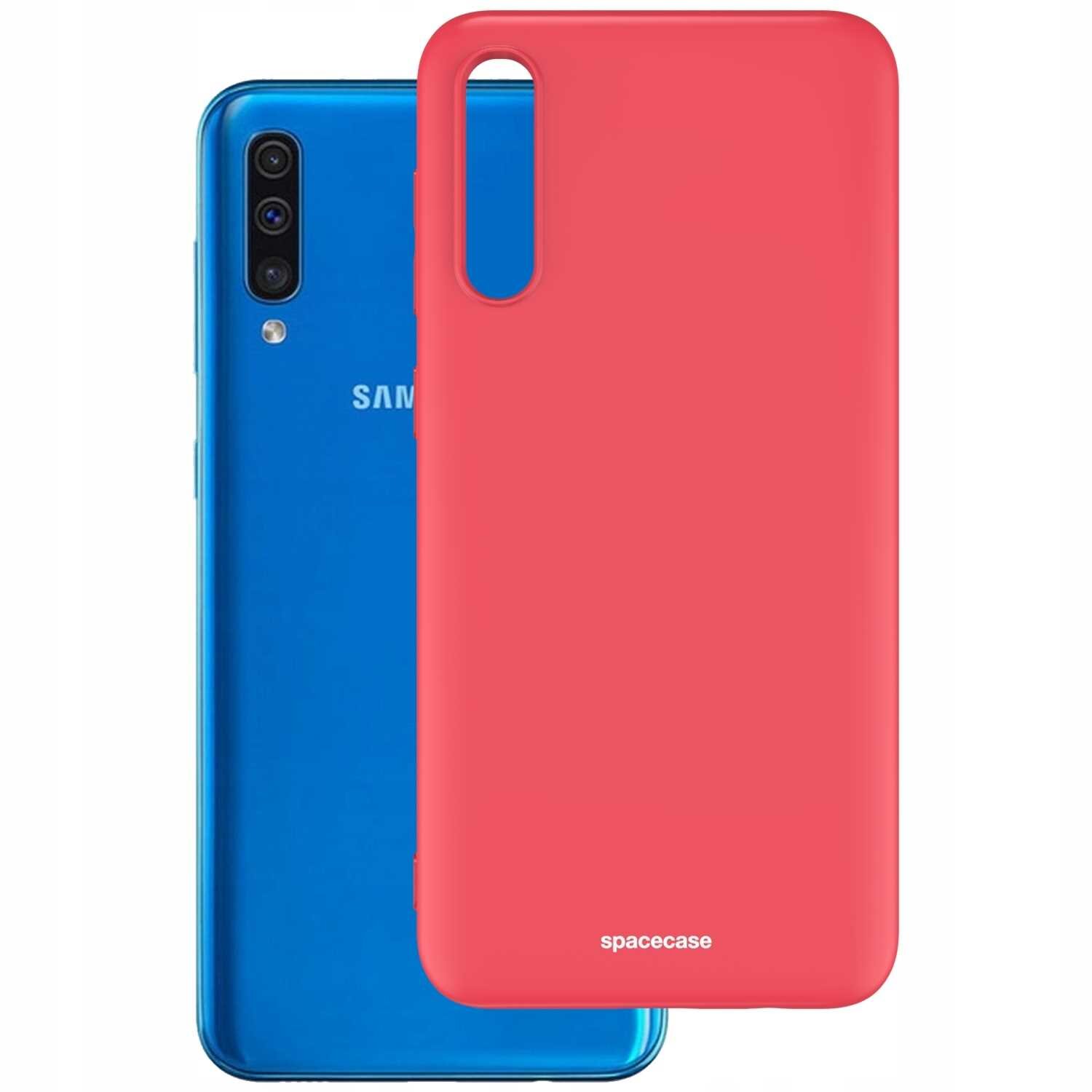 Na obrazie widoczne jest czerwone silikonowe etui z napisem \'spacecase\', umieszczone przed niebieskim smartfonem z trzema kamerami i logo \'SAMSUNG\'.