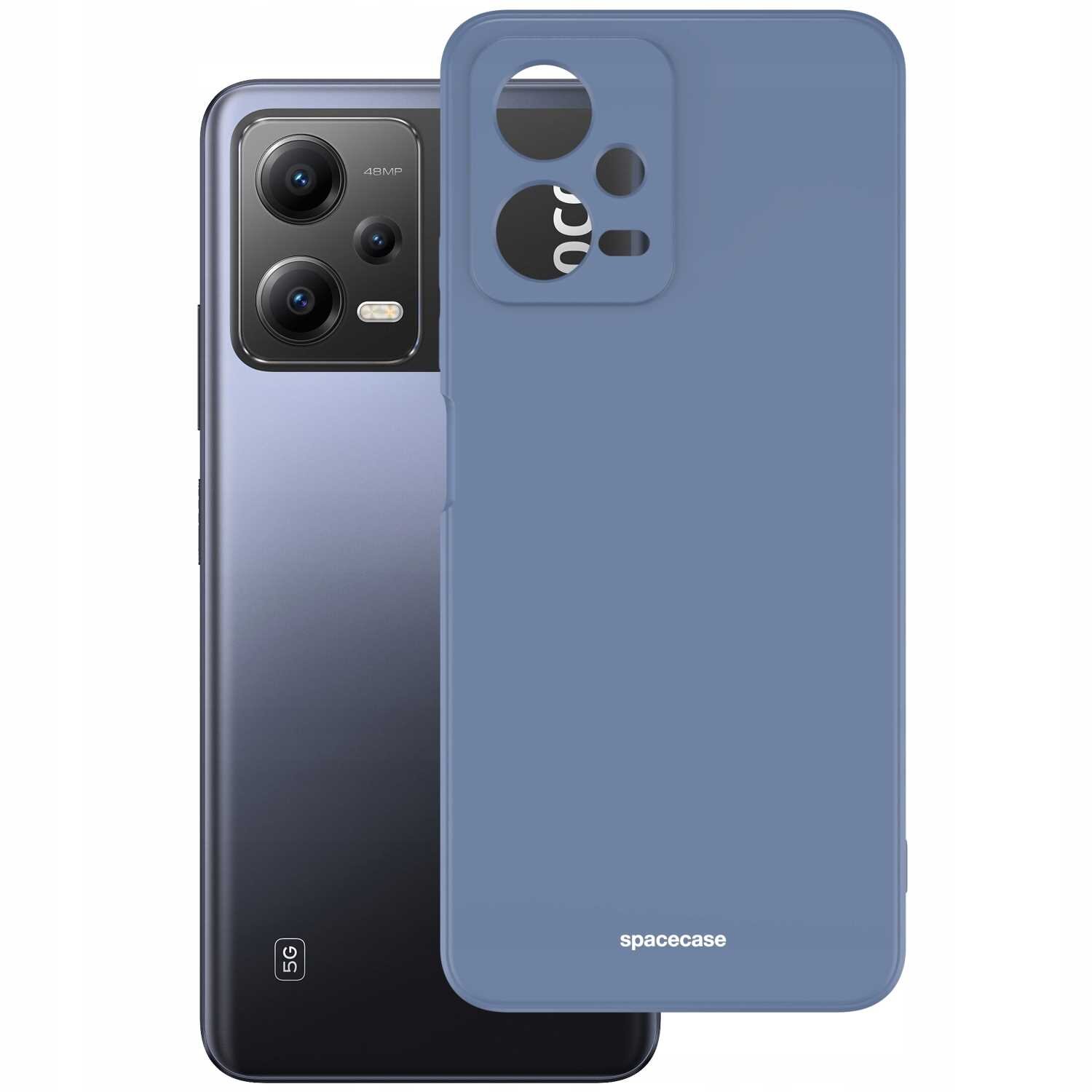 Na obrazie widoczny jest telefon z trzema aparatami i napisem \'48MP\', obok którego znajduje się niebieskie silikonowe etui z wycięciami na aparaty. Na etui widoczny jest napis \'spacecase\'.