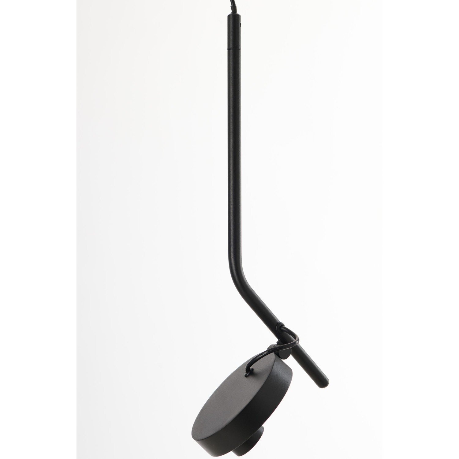Czarna lampa wisząca o nowoczesnym designie z okrągłym elementem na końcu. Lampa ma prosty, minimalistyczny kształt.