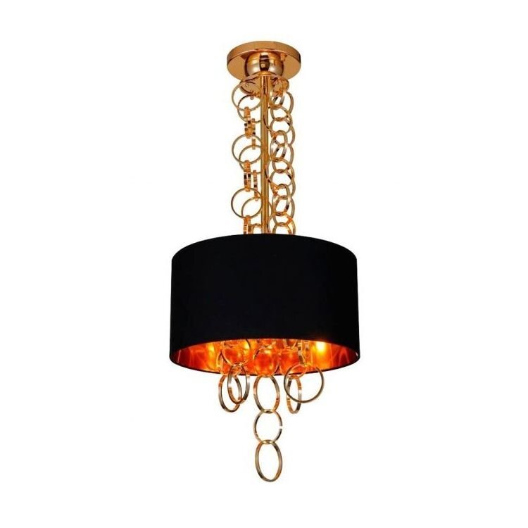 Lampa wisząca z czarnym abażurem i złotymi elementami dekoracyjnymi w formie łańcucha. Wnętrze abażuru jest w kolorze złotym, co nadaje ciepły blask.