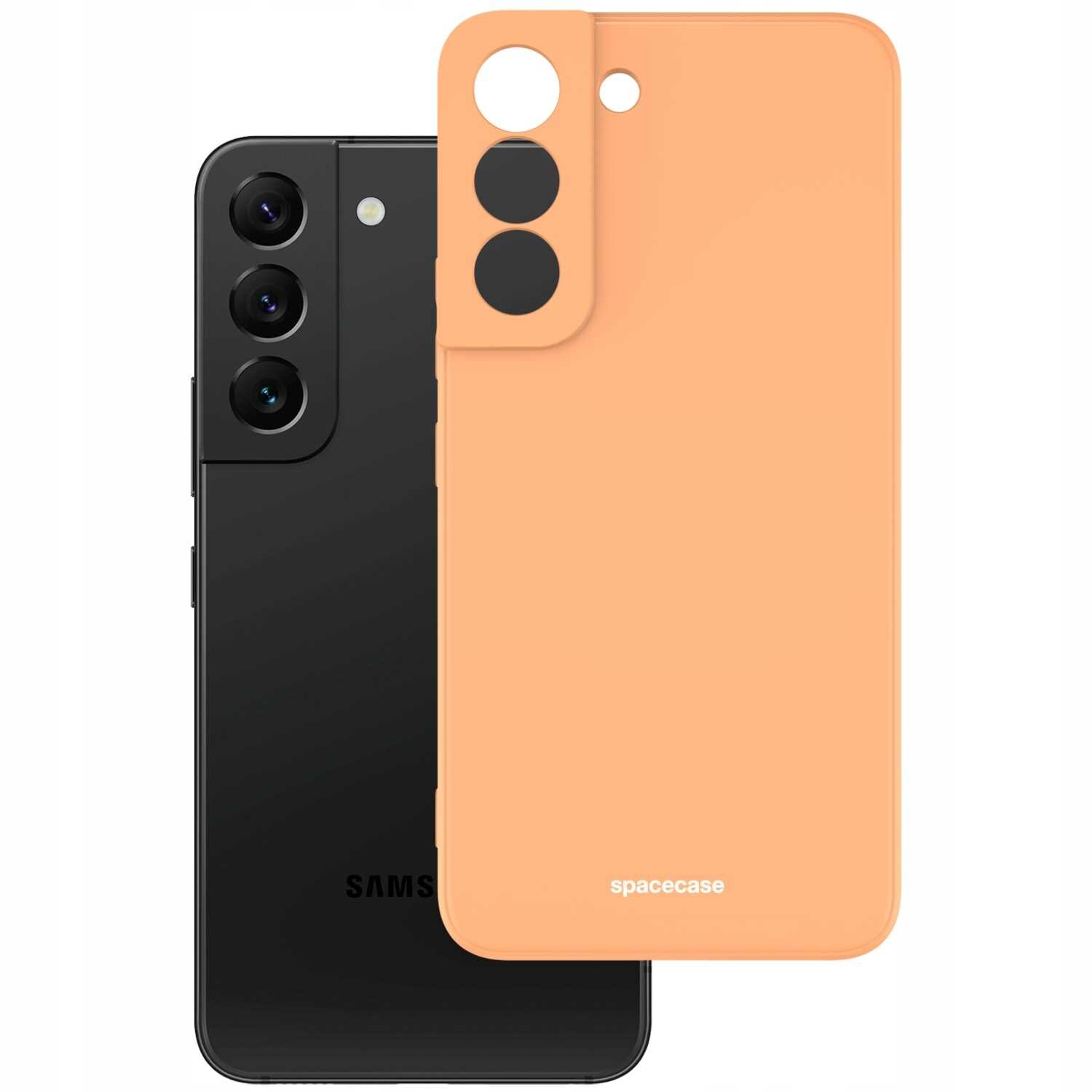 Na obrazie widoczne jest pomarańczowe silikonowe etui z napisem \'spacecase\', przeznaczone do telefonu z trzema aparatami. Telefon jest koloru czarnego z logo \'SAMSUNG\'.