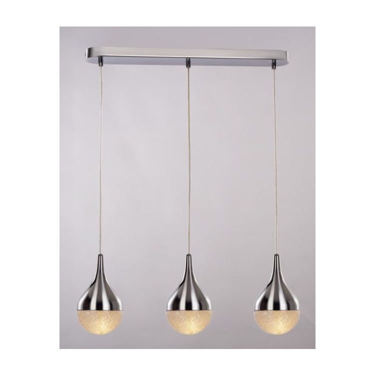 Na obrazie widoczne są trzy wiszące lampy o metalicznym wykończeniu, każda z nich ma kształt kropli z jasnym, półprzezroczystym kloszem na dole. Lampy są zawieszone na cienkich przewodach przymocowanych do prostokątnej listwy sufitowej.