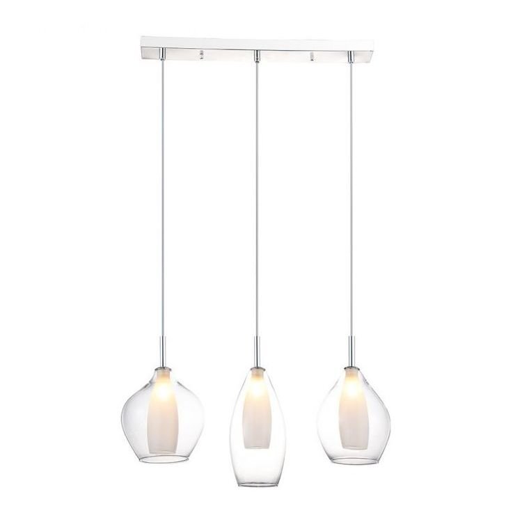 Na obrazie widoczna jest lampa wisząca z trzema szklanymi kloszami o różnym kształcie, zawieszonymi na cienkich przewodach. Klosze są przezroczyste z wewnętrznymi, białymi elementami rozpraszającymi światło.
