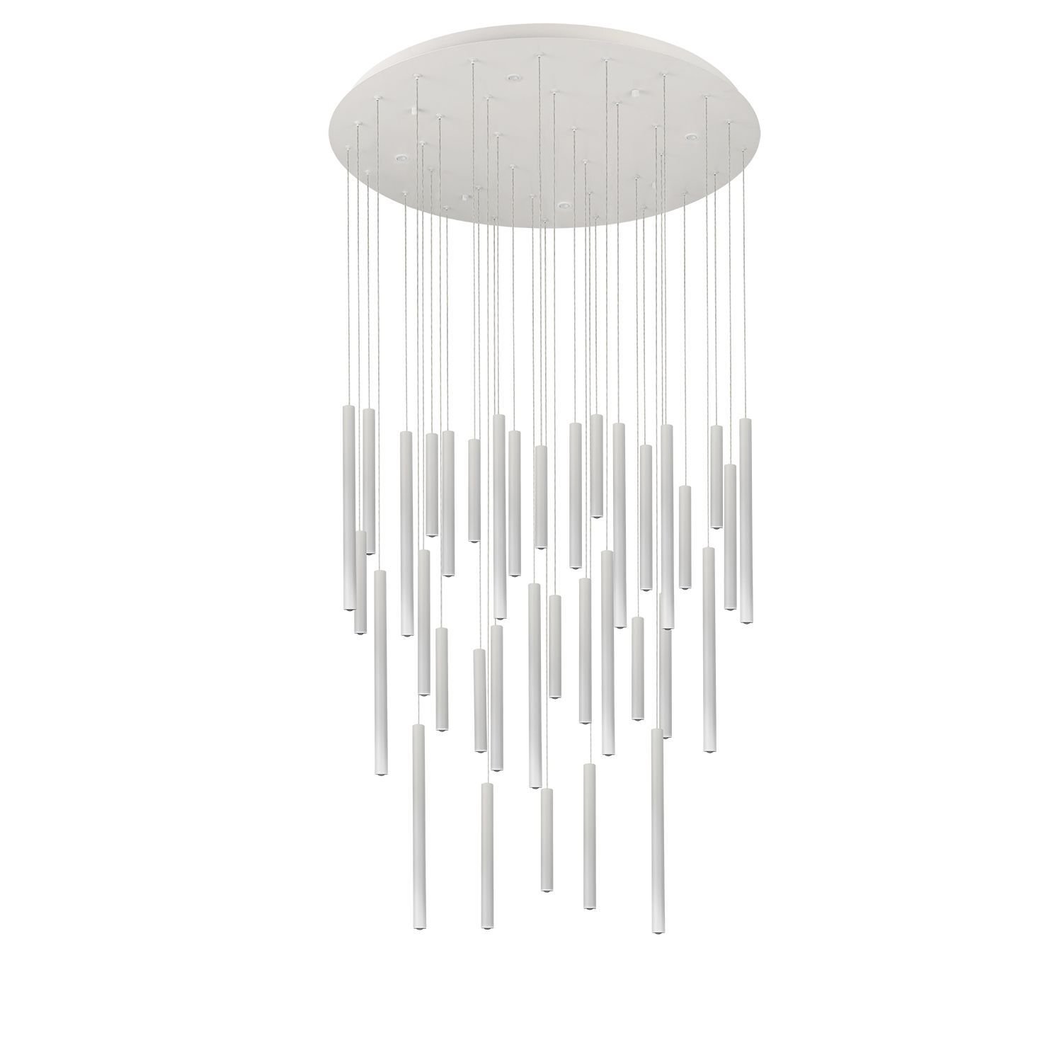 Lampa wisząca z wieloma białymi, podłużnymi elementami zawieszonymi na cienkich linkach, przymocowana do okrągłej podstawy sufitowej.