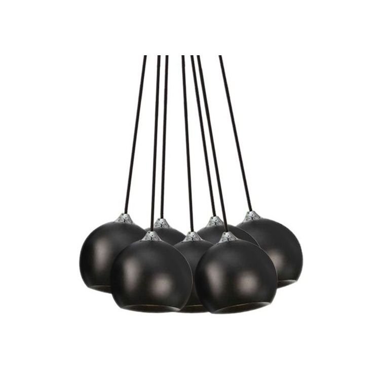 Na obrazie widoczna jest lampa wisząca składająca się z siedmiu czarnych, kulistych kloszy zawieszonych na cienkich przewodach.