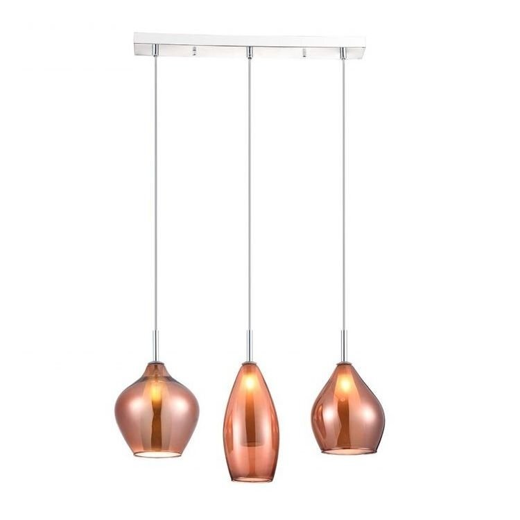 Lampa wisząca z trzema szklanymi kloszami w odcieniach bursztynu, zawieszona na metalowej listwie. Każdy klosz ma inny kształt, a światło wewnątrz jest ciepłe i przytulne.