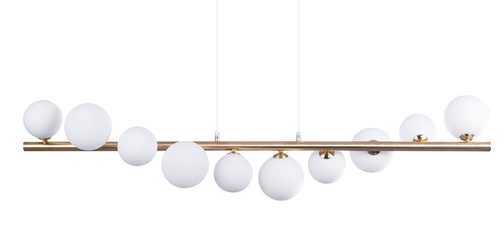 Lampa wisząca z dziesięcioma białymi, kulistymi kloszami rozmieszczonymi na poziomej, metalowej belce. Klosze są równomiernie rozmieszczone, a całość zawieszona jest na cienkich przewodach.