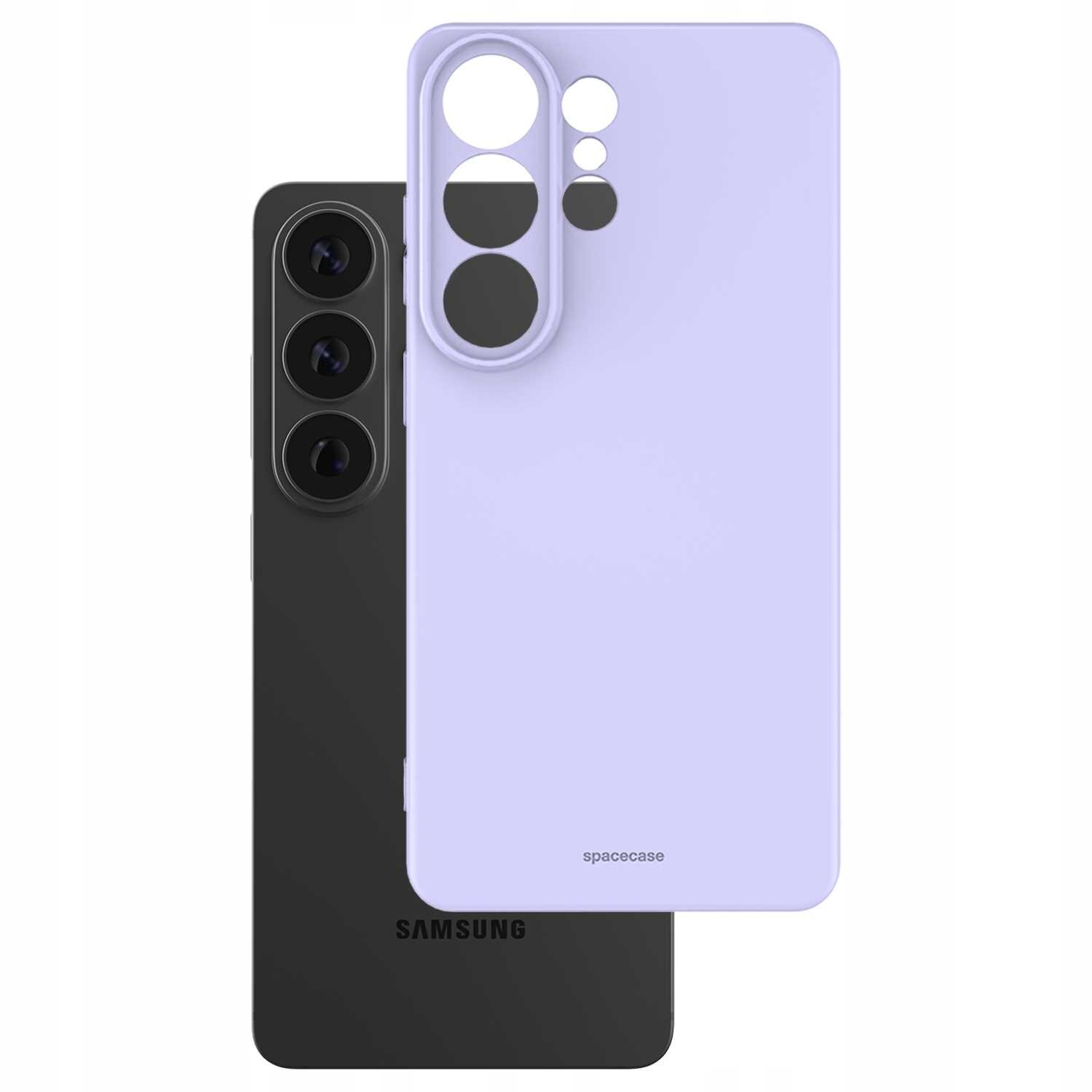 Na obrazie widoczne jest fioletowe silikonowe etui z wycięciami na aparat, obok czarnego telefonu z trzema obiektywami. Na etui znajduje się napis \'spacecase\', a na telefonie logo \'SAMSUNG\'.