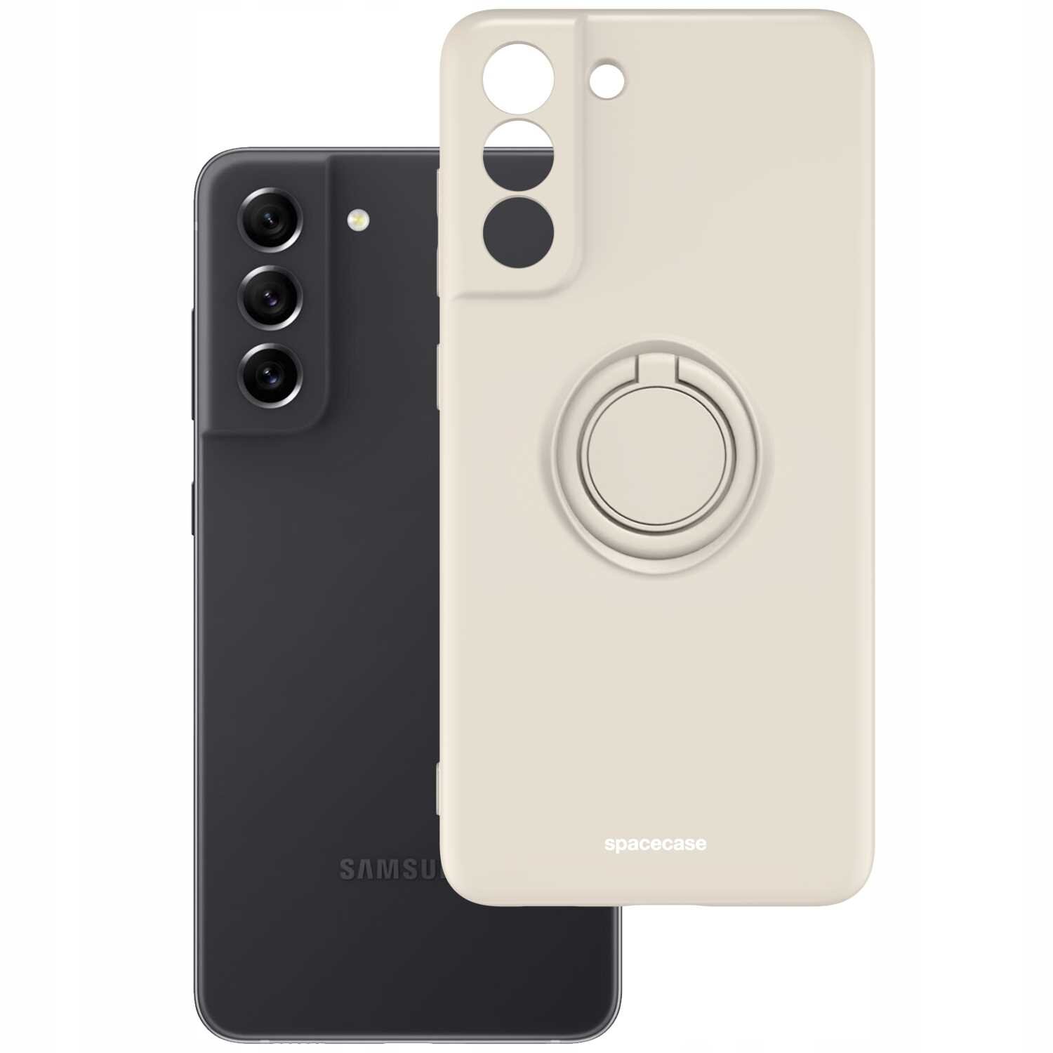Na obrazie widoczne jest beżowe silikonowe etui z pierścieniem, obok czarnego telefonu z trzema kamerami. Na etui znajduje się napis \'spacecase\'.