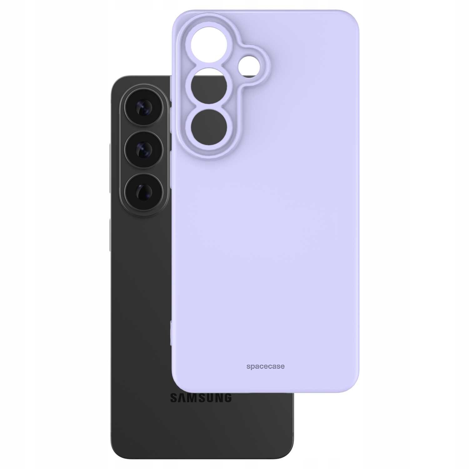 Na obrazie widoczne jest fioletowe silikonowe etui z trzema otworami na aparaty oraz napisem \'spacecase\'. W tle znajduje się czarny telefon z trzema obiektywami i logo \'SAMSUNG\'.
