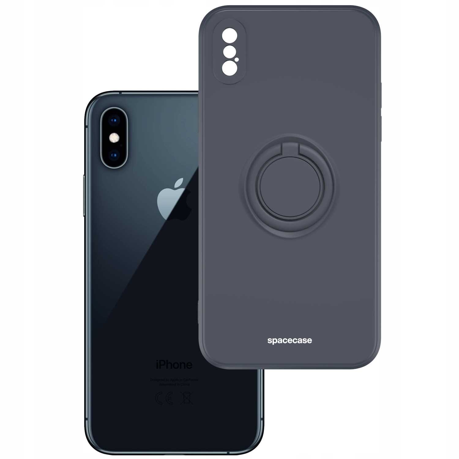 Na obrazie widoczne jest czarne etui na telefon z pierścieniem na tylnej części, z napisem \'spacecase\'. Obok znajduje się telefon z logo jabłka na tylnej obudowie.