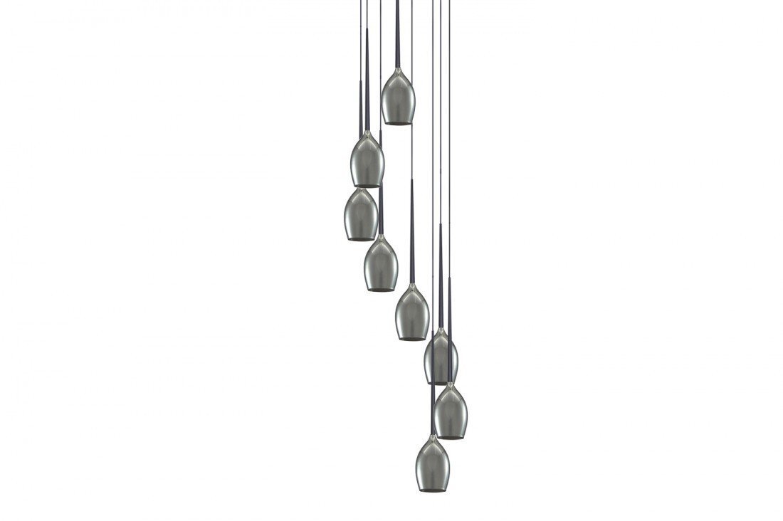 Na obrazie widoczna jest lampa wisząca z ośmioma metalicznymi kloszami, zawieszonymi na różnych wysokościach. Klosze mają kształt wydłużonych kropli.