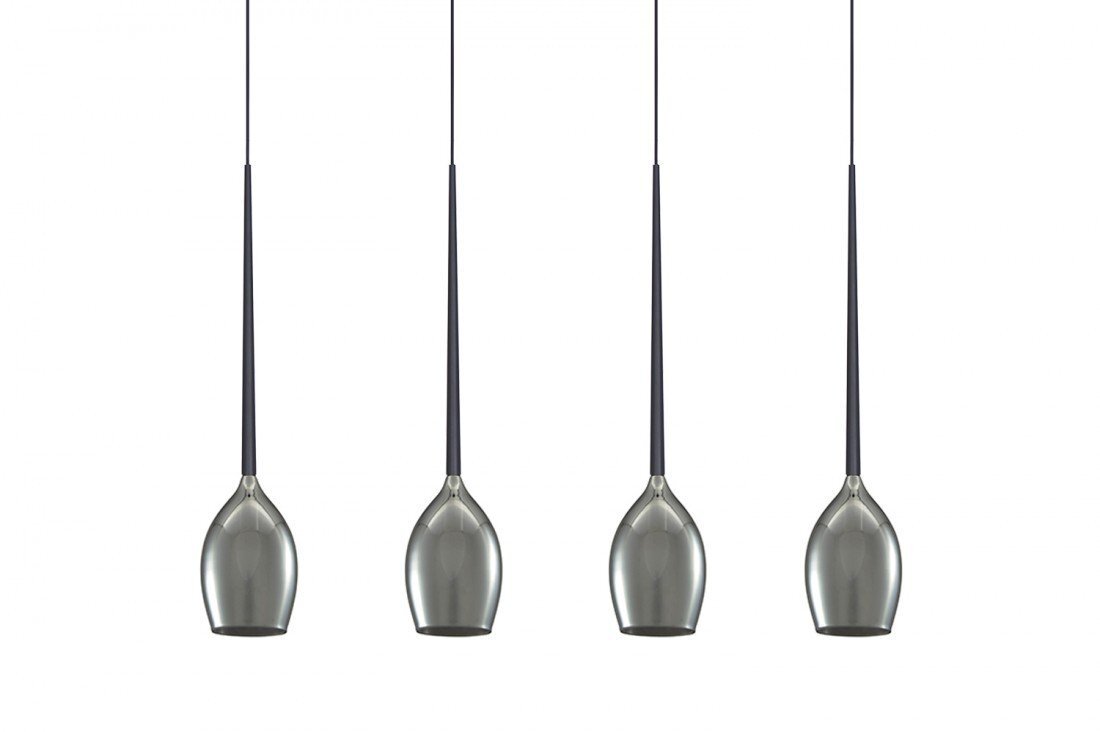 Obraz przedstawia cztery wiszące lampy sufitowe o smukłym, nowoczesnym designie z metalicznymi kloszami. Lampy są zawieszone na cienkich przewodach, tworząc elegancki efekt wizualny.