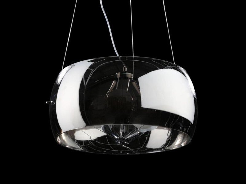 Na obrazie widoczna jest nowoczesna lampa wisząca z przezroczystym kloszem, zawieszona na cienkich linkach. W tle znajduje się czarne tło, które podkreśla połysk i kształt lampy.
