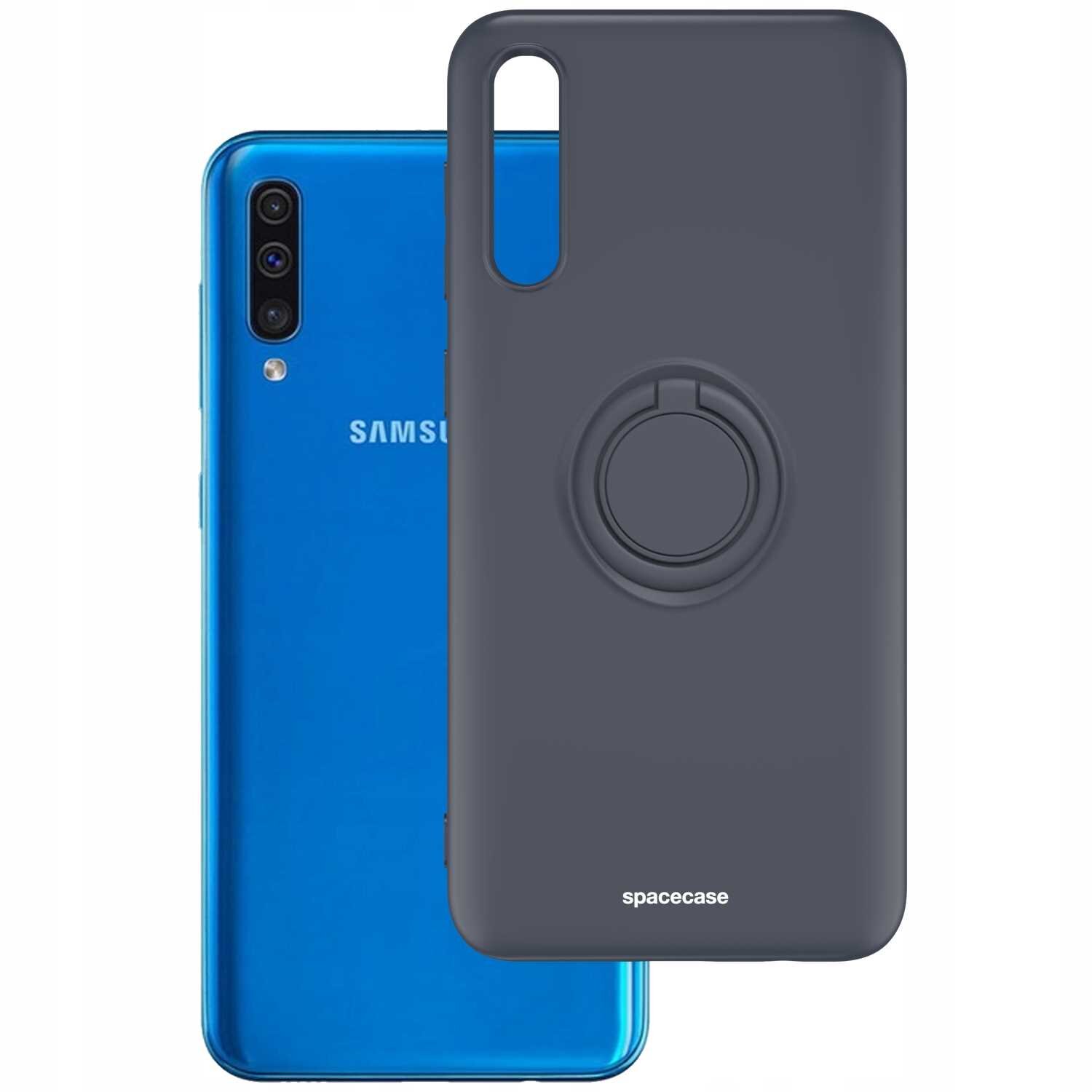 Na obrazie widoczne jest czarne silikonowe etui z pierścieniem, z napisem \'spacecase\' na dole. W tle znajduje się niebieski smartfon z trzema kamerami i logo \'SAMSUNG\'.