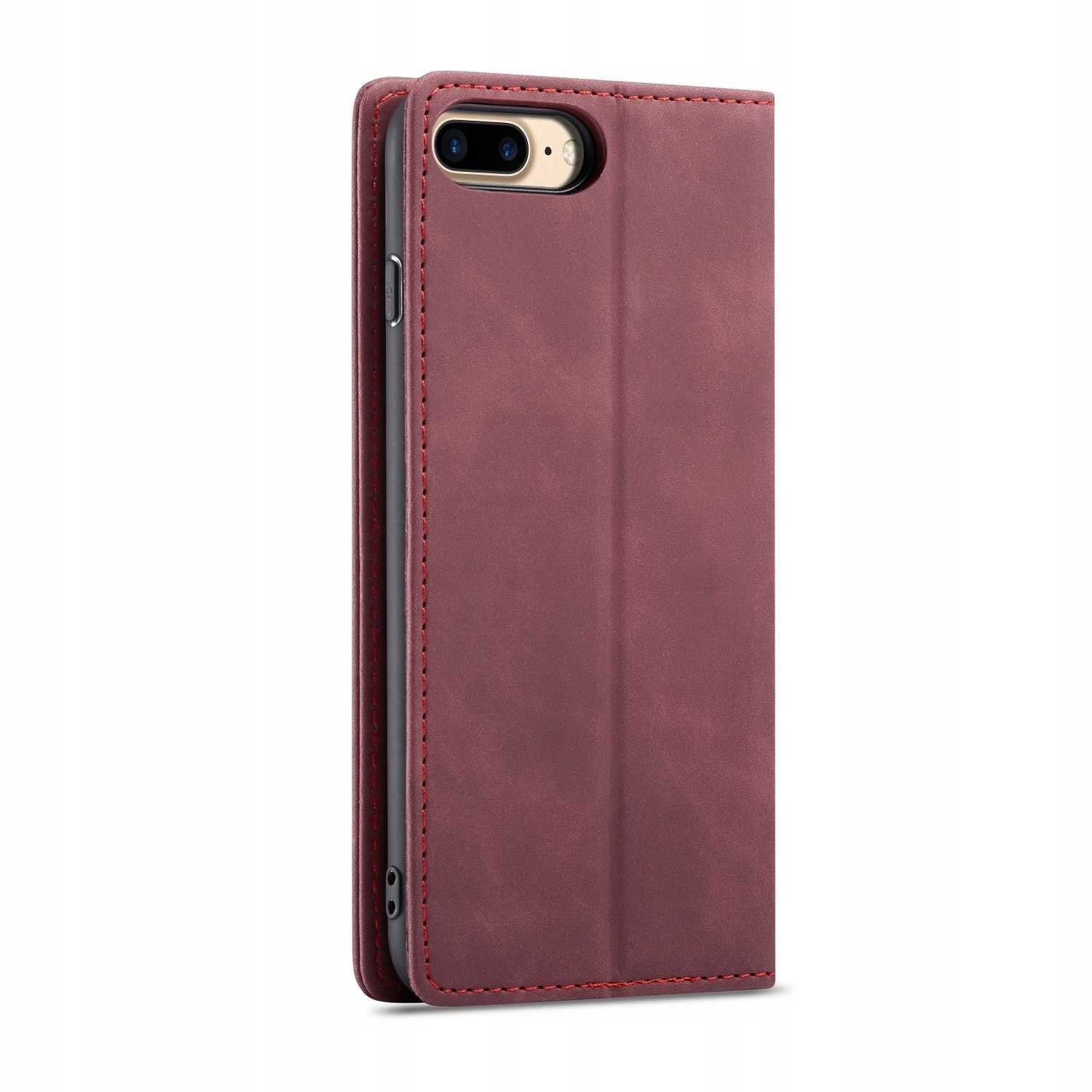Czerwone etui z klapką na telefon, wykonane z materiału przypominającego skórę, z widocznymi przeszyciami. Etui jest zamknięte, a w tle widać fragment telefonu z podwójnym aparatem.