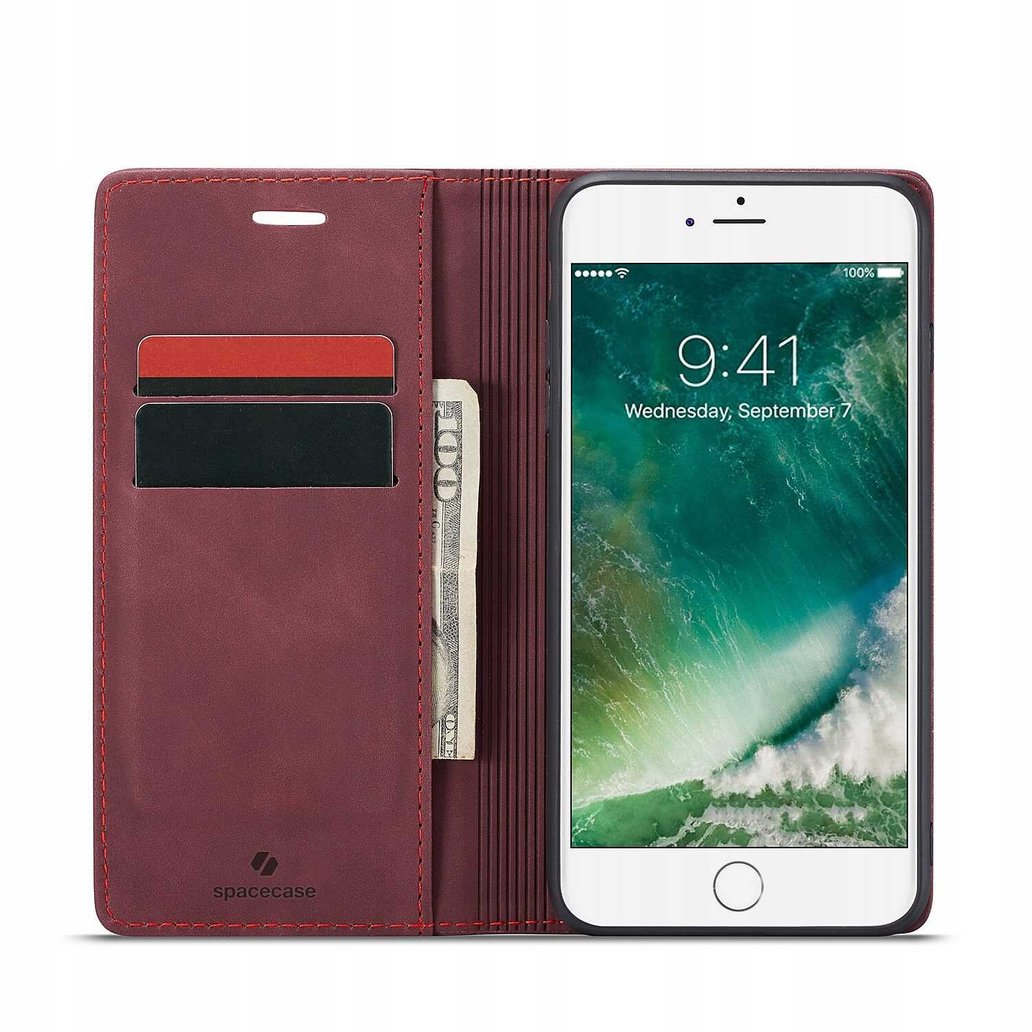 Czerwone etui z klapką na telefon, z miejscem na karty i banknoty, obok telefonu z wyświetlaczem pokazującym godzinę 9:41 i datę Wednesday, September 7. Na etui widoczne jest logo \'spacecase\'.