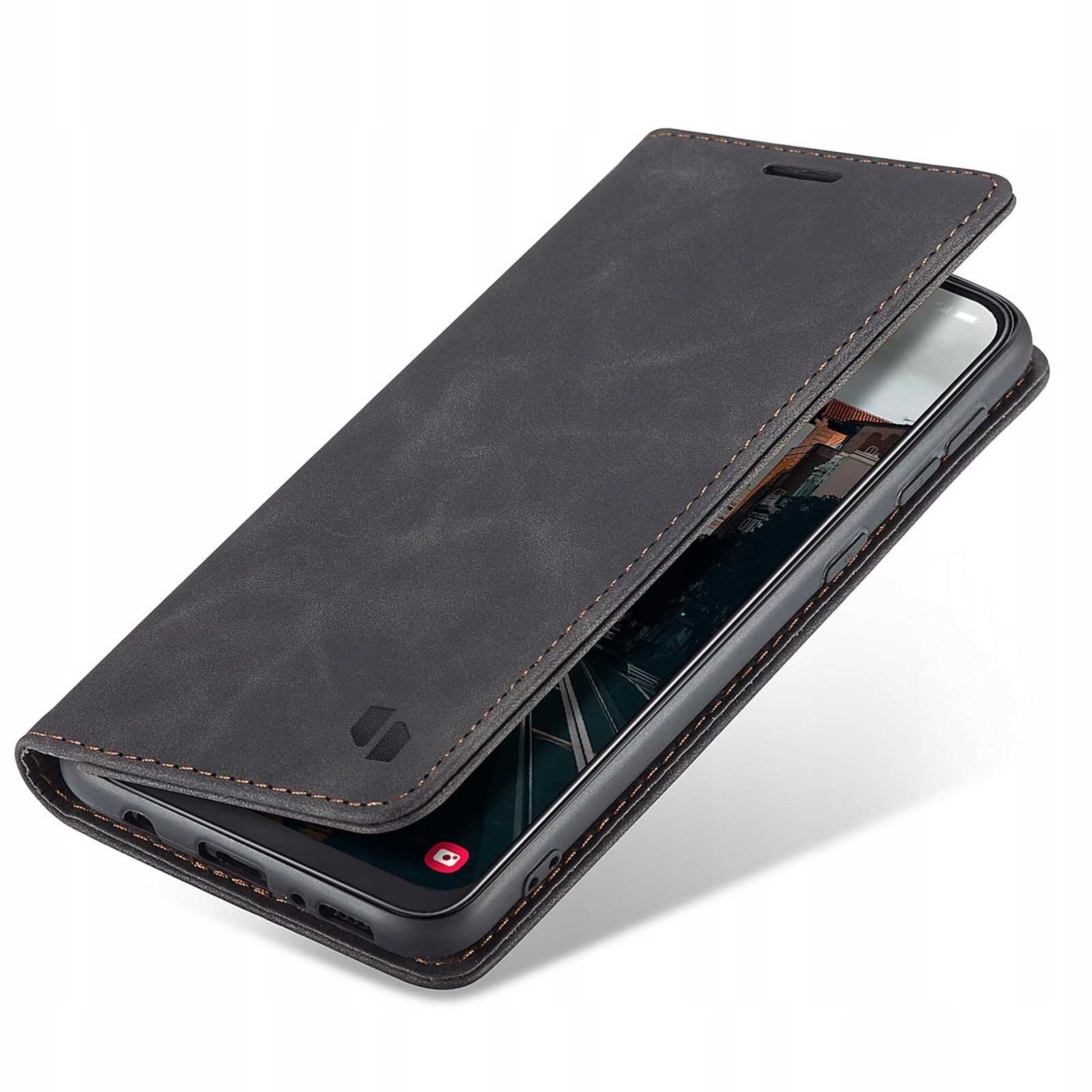 Czarne etui z klapką na telefon, z widocznym logo producenta, częściowo otwarte, ukazujące ekran smartfona. Etui ma delikatne przeszycia na krawędziach.