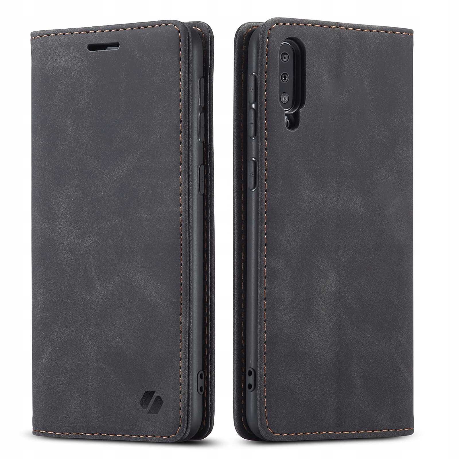 Na obrazie widoczne jest czarne etui z klapką, przeznaczone do telefonu, z widocznymi przeszyciami na krawędziach. Na dolnej części etui znajduje się logo producenta.