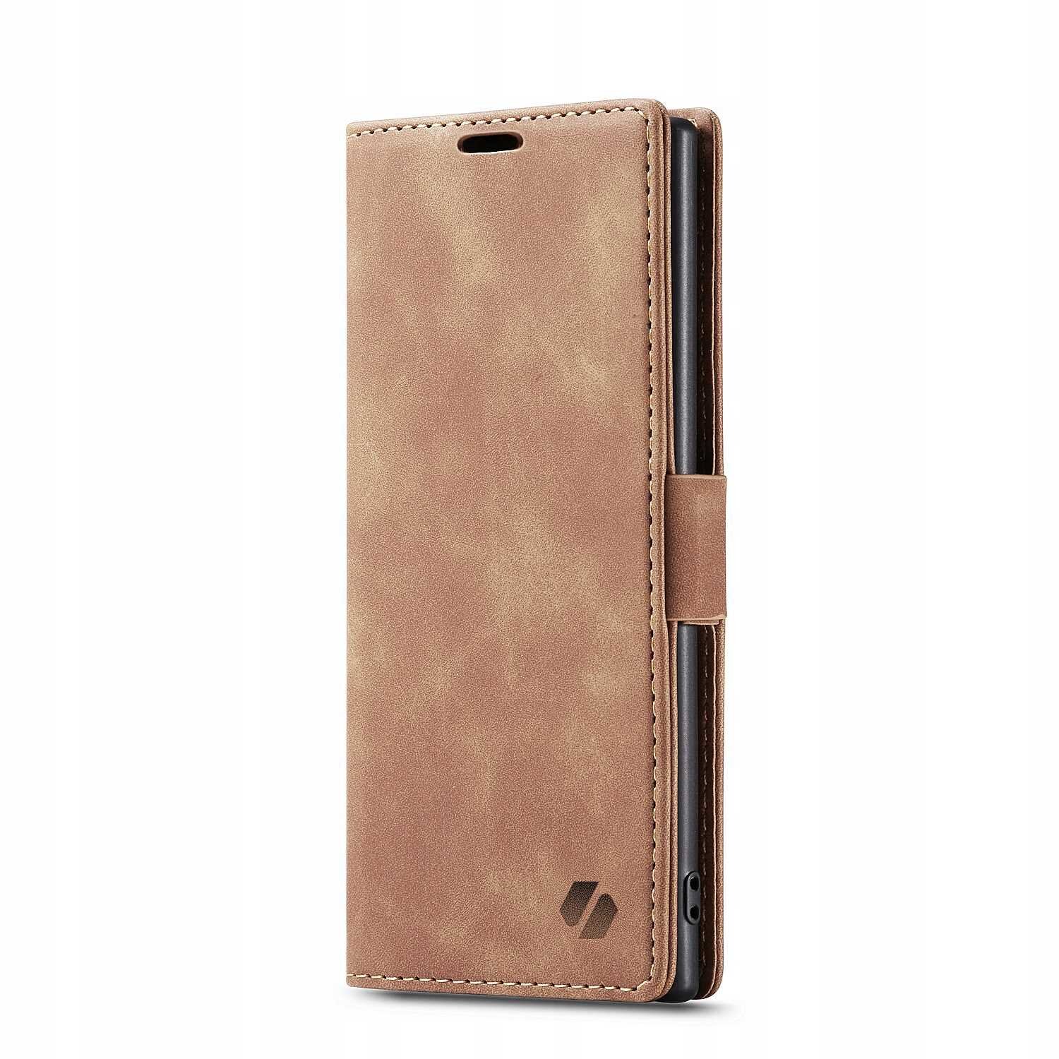 Brązowe etui z klapką do telefonu, z widocznym logo producenta w dolnym rogu. Etui ma wycięcie na głośnik i miejsce na przyciski boczne telefonu.