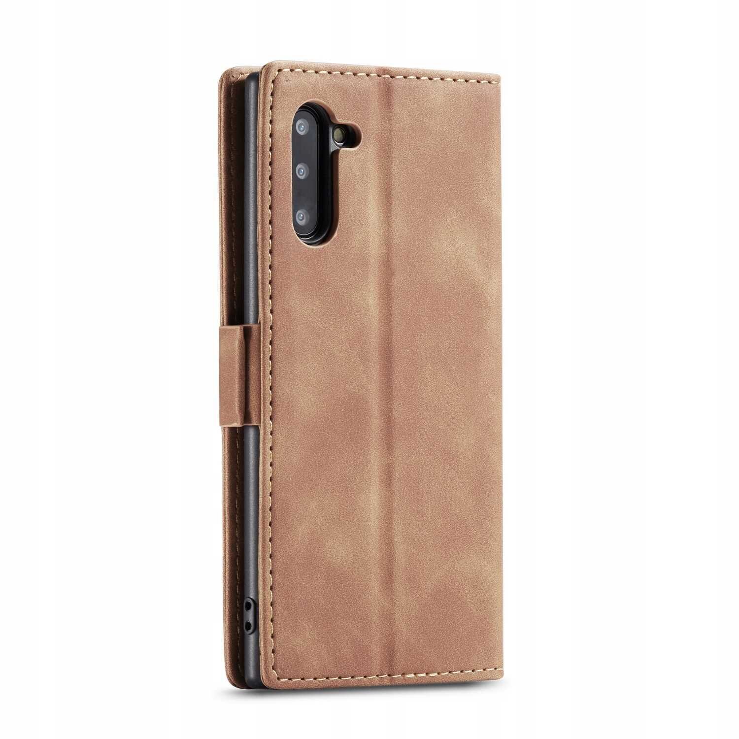 Brązowe etui z klapką na telefon, z widocznymi wycięciami na aparat i przyciski. Etui ma teksturę przypominającą skórę.