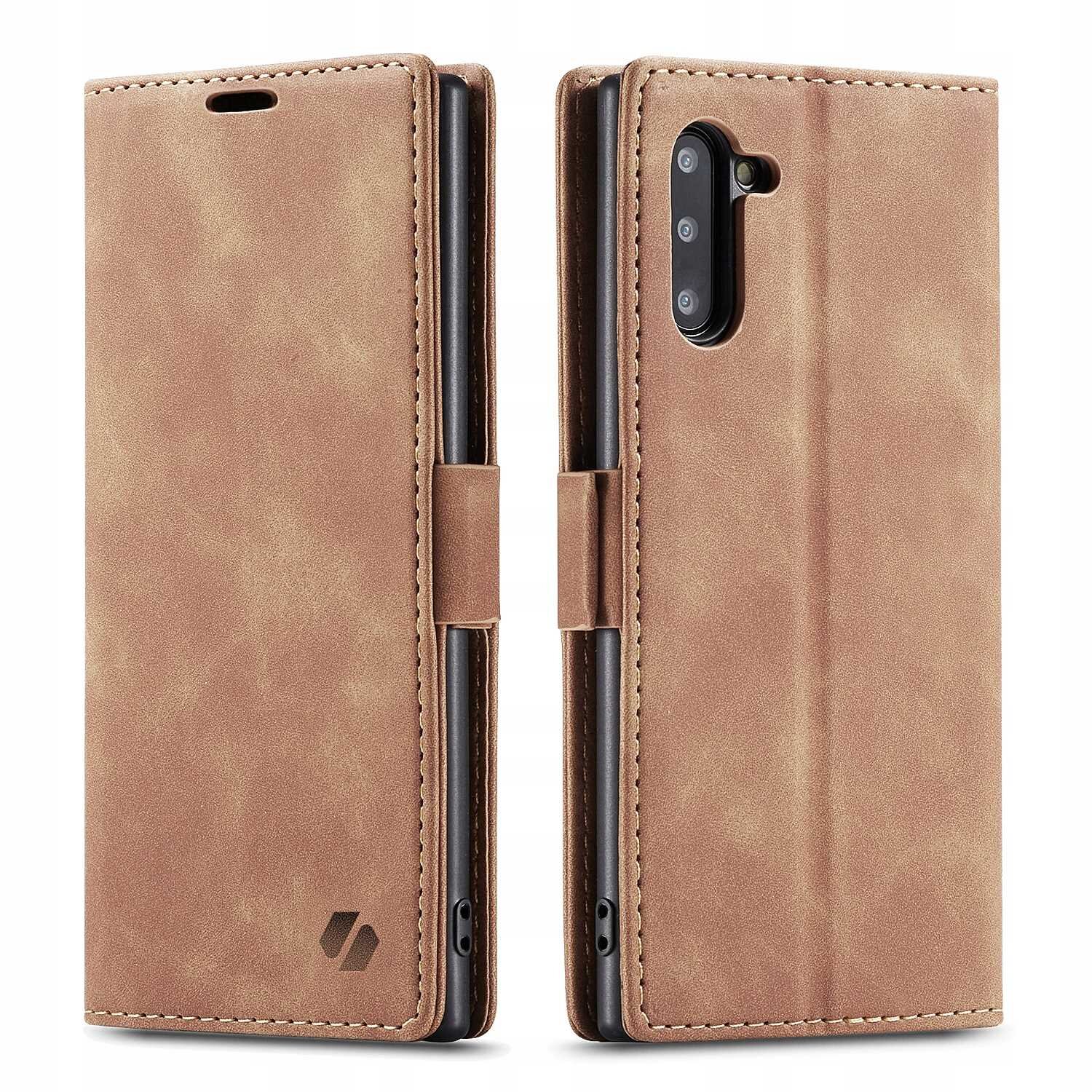 Brązowe etui z klapką do telefonu, z widocznym miejscem na aparat i logo producenta w dolnym rogu. Etui ma teksturę przypominającą skórę i jest pokazane w dwóch ujęciach.