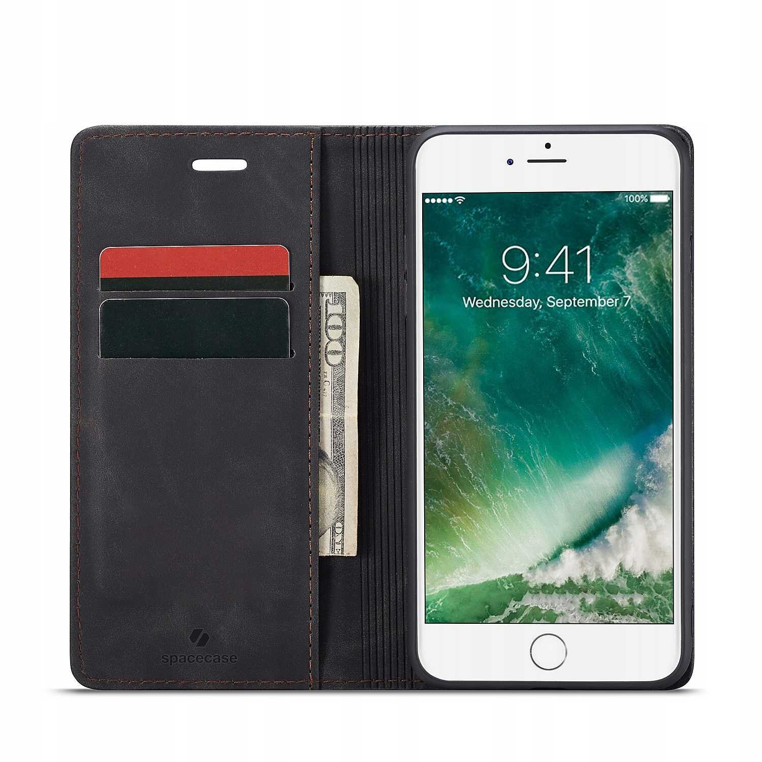 Czarne etui z klapką na telefon, z miejscem na karty i banknoty, obok którego znajduje się telefon z wyświetlaczem pokazującym godzinę 9:41 i datę Wednesday, September 7. Na etui widoczne jest logo \'spacecase\'.