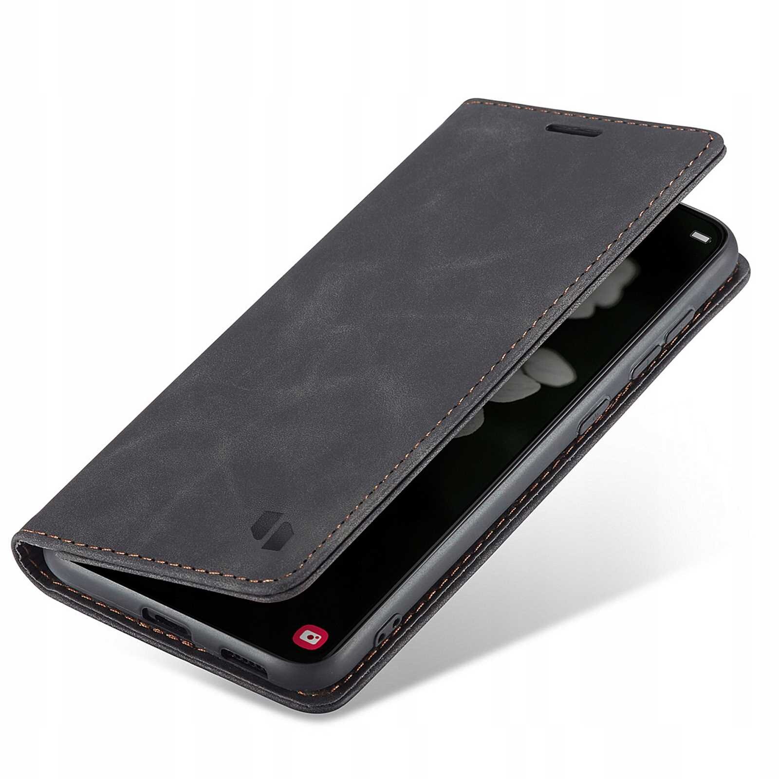 Czarne etui z klapką na telefon, z widocznymi przeszyciami na krawędziach. Na klapce znajduje się niewielkie logo producenta.