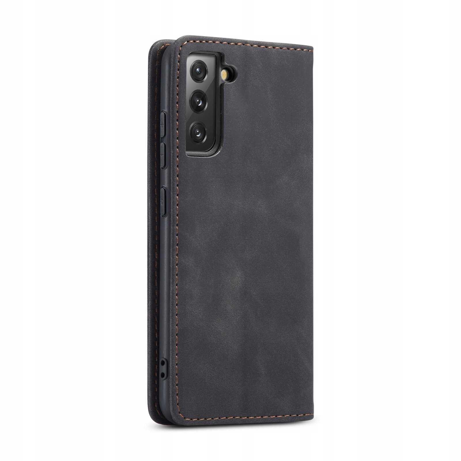 Czarne etui z klapką na telefon z trzema widocznymi otworami na aparat. Etui ma widoczne przeszycia na krawędziach.