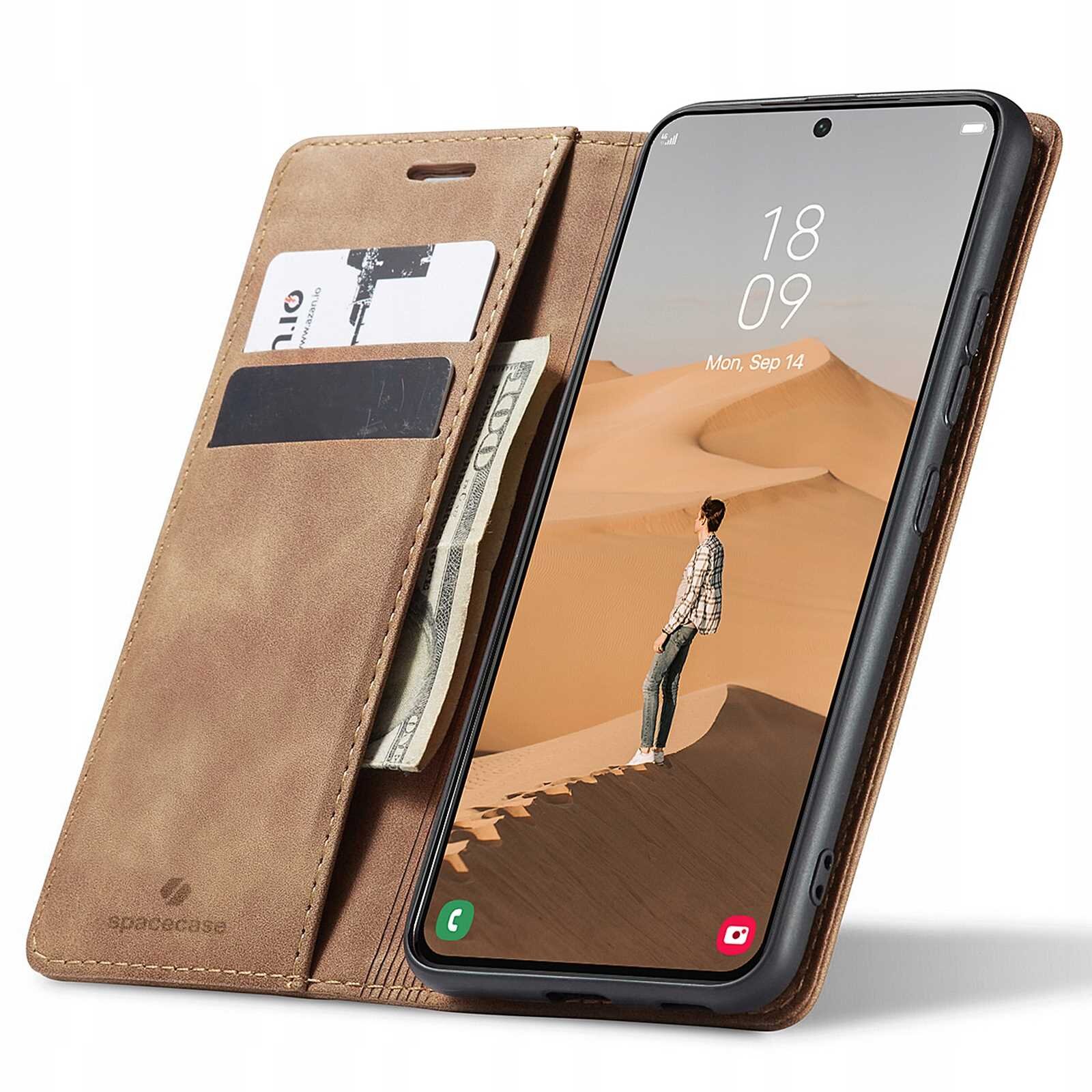 Brązowe etui z klapką na telefon, z miejscem na karty i banknoty, z widocznym logo \'spacecase\'. Telefon w etui wyświetla obrazek osoby stojącej na pustyni oraz datę i godzinę: 18:09, Mon, Sep 14.