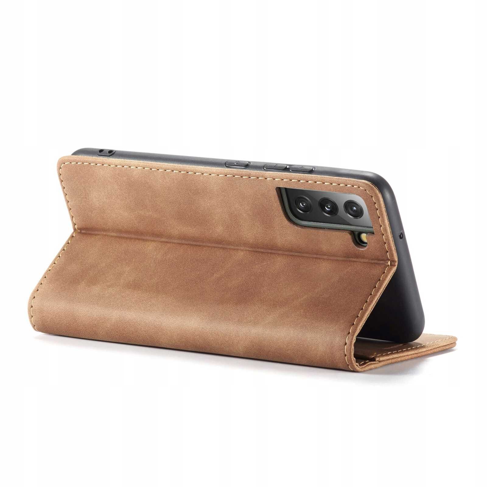 Brązowe etui z klapką ustawione w pozycji stojącej, z widocznymi trzema obiektywami aparatu telefonu. Etui ma wyraźne przeszycia na krawędziach.