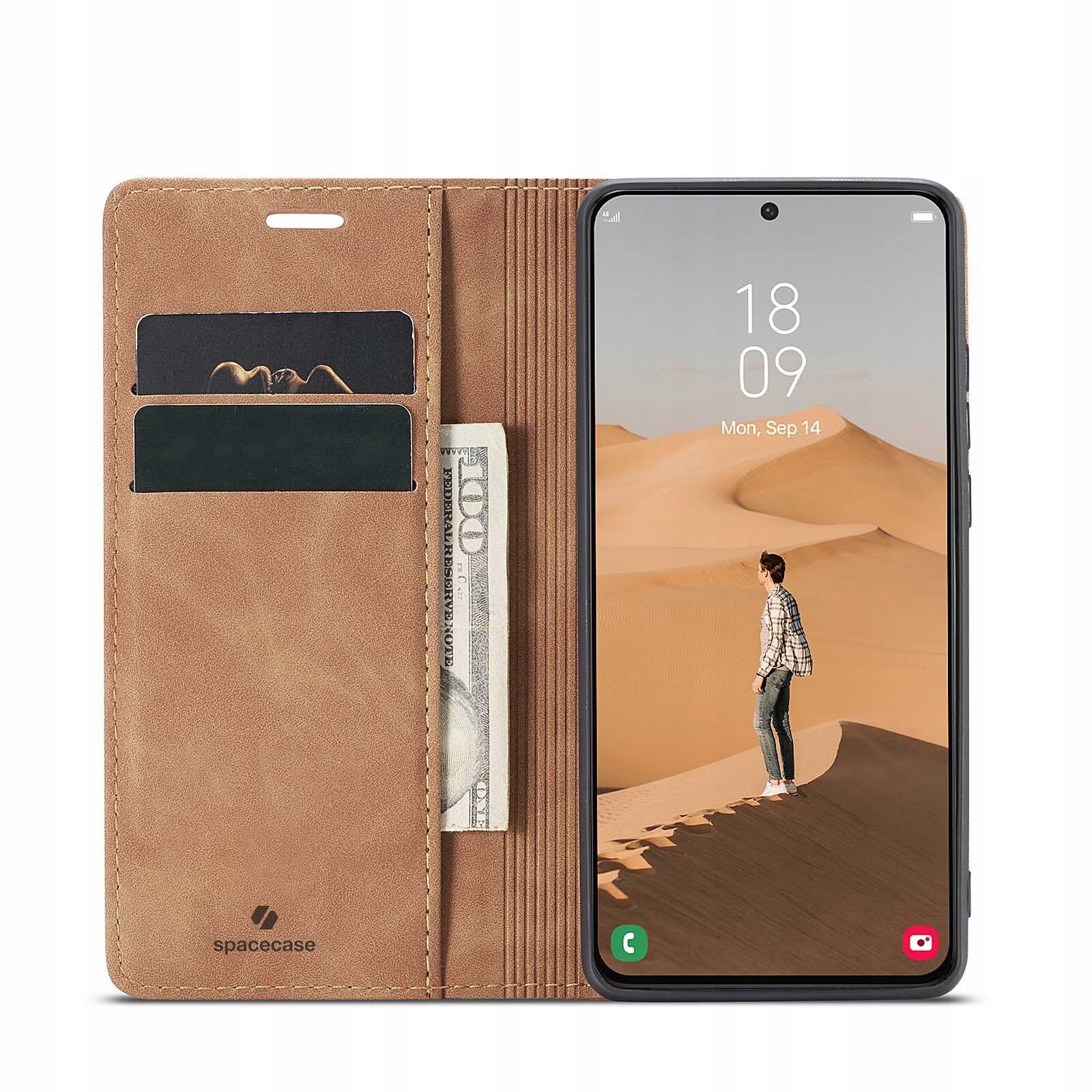 Brązowe etui z klapką SPACECASE Wallet do Galaxy S22, z miejscem na karty i banknoty. Na ekranie telefonu widoczny jest krajobraz pustyni z osobą stojącą na wydmie oraz data i godzina: 18:09, Mon, Sep 14.