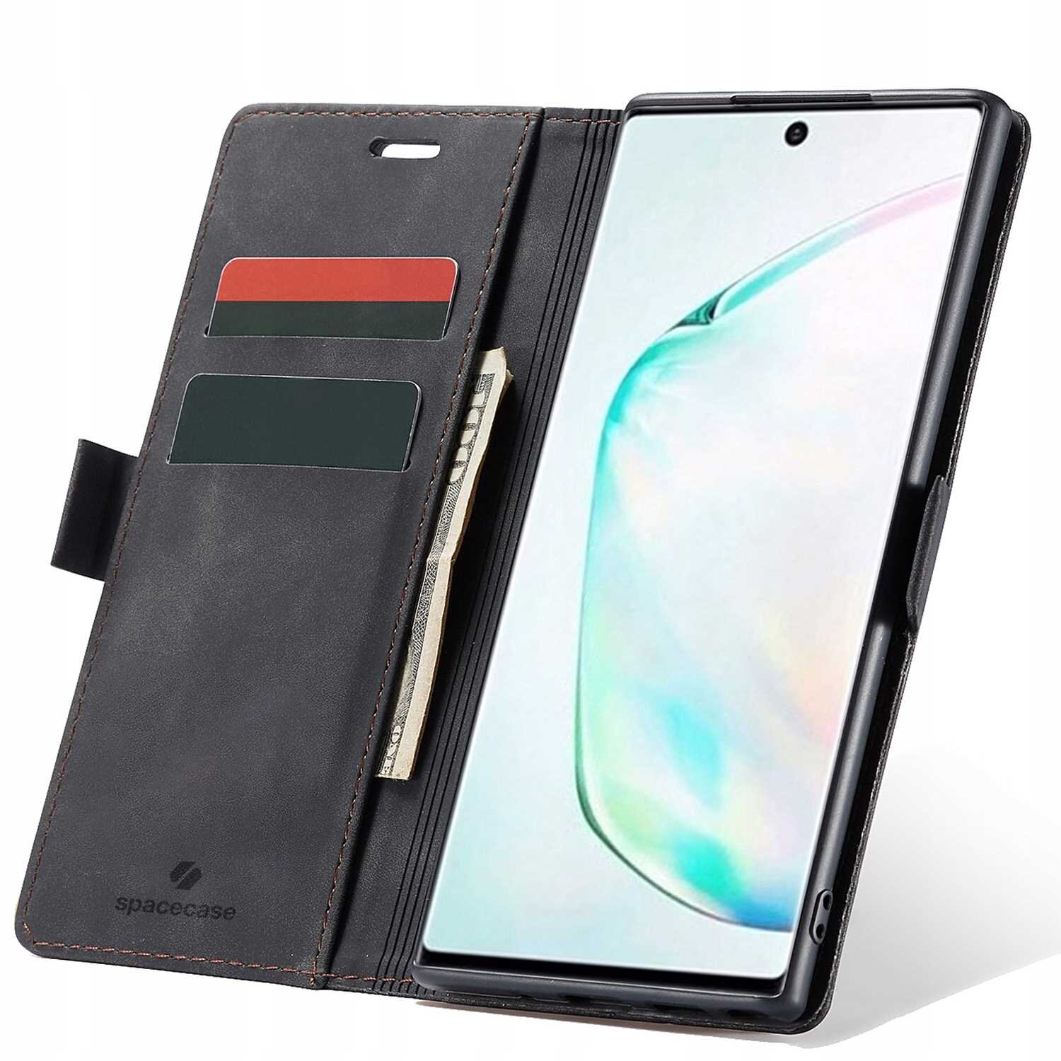 Czarne etui z klapką na telefon, z miejscem na karty i banknoty, z widocznym logo \'spacecase\'. W środku znajduje się telefon z wyświetlaczem pokazującym kolorowy ekran.