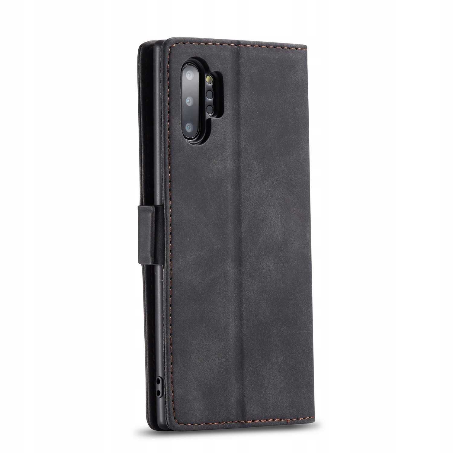 Czarne etui z klapką na telefon z widocznymi wycięciami na aparat i porty. Etui ma delikatne przeszycia na krawędziach.